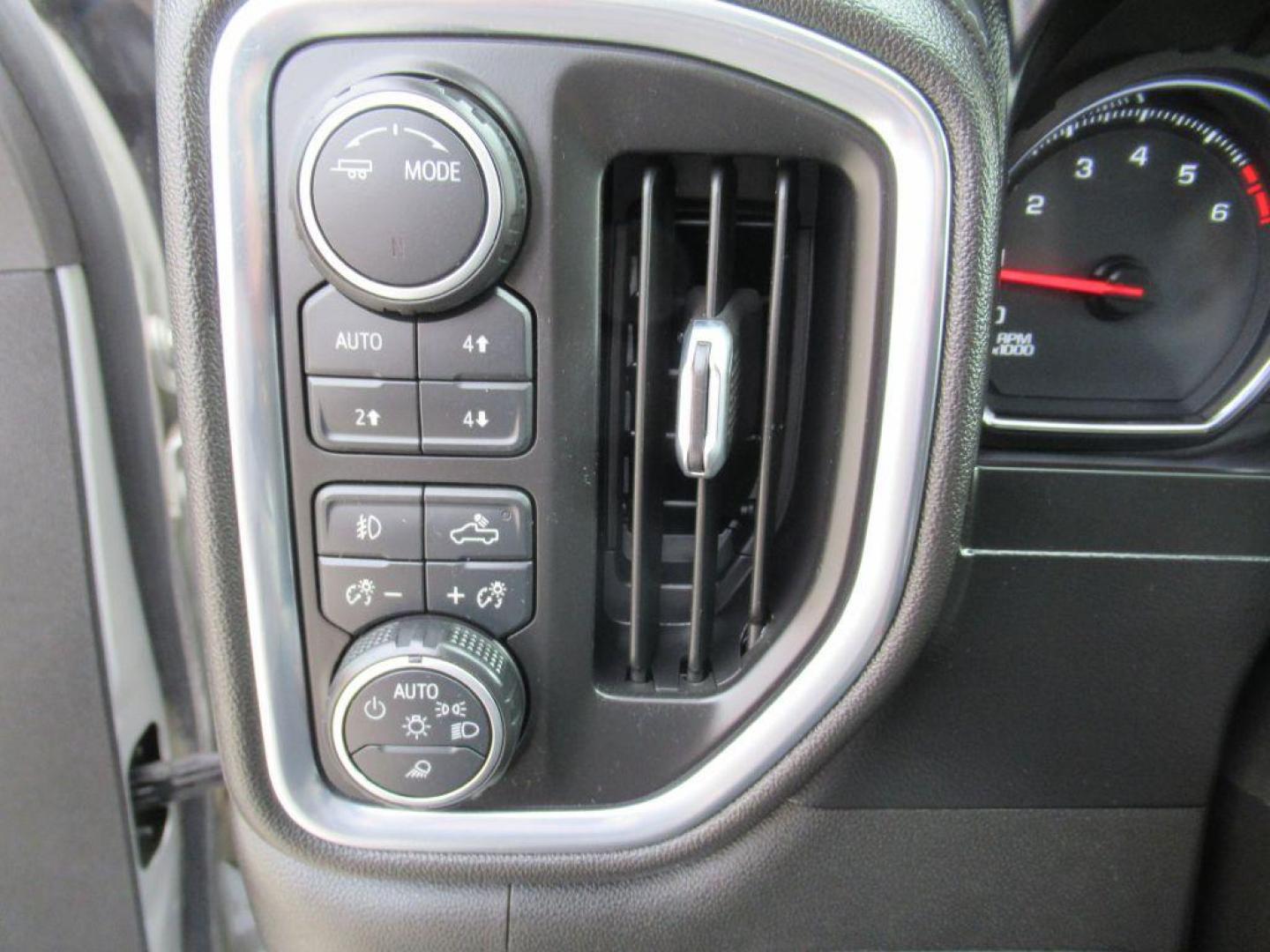 2021 SILVER CHEVROLET SILVERADO 2500 HEAVY DUTY LTZ (1GC1YPE78MF) with an 6.6L engine, Automatic transmission, located at 908 SE 14th Street, Des Moines, IA, 50317, (515) 281-0330, 41.580303, -93.597046 - Photo#26