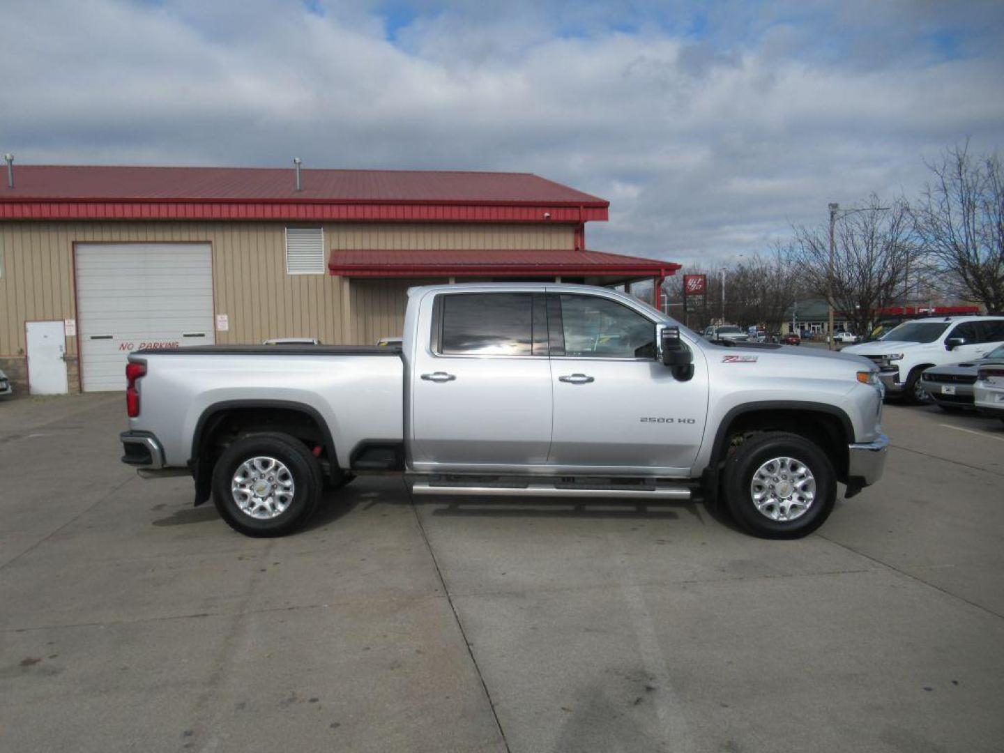 2021 SILVER CHEVROLET SILVERADO 2500 HEAVY DUTY LTZ (1GC1YPE78MF) with an 6.6L engine, Automatic transmission, located at 908 SE 14th Street, Des Moines, IA, 50317, (515) 281-0330, 41.580303, -93.597046 - Photo#3
