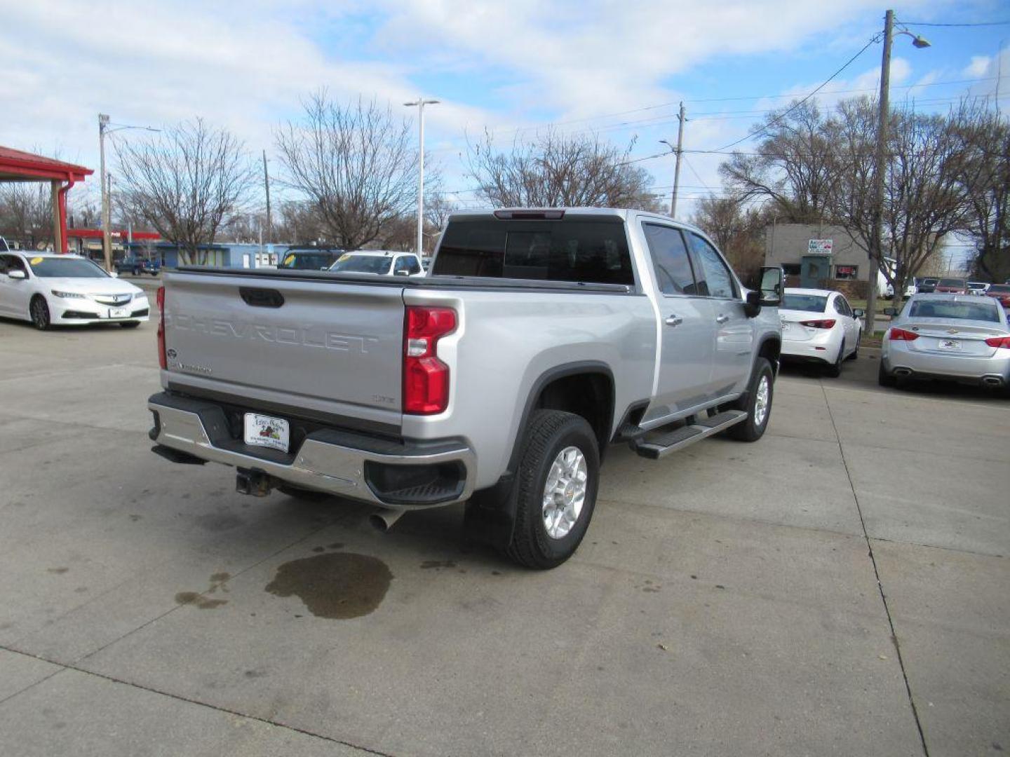 2021 SILVER CHEVROLET SILVERADO 2500 HEAVY DUTY LTZ (1GC1YPE78MF) with an 6.6L engine, Automatic transmission, located at 908 SE 14th Street, Des Moines, IA, 50317, (515) 281-0330, 41.580303, -93.597046 - Photo#4