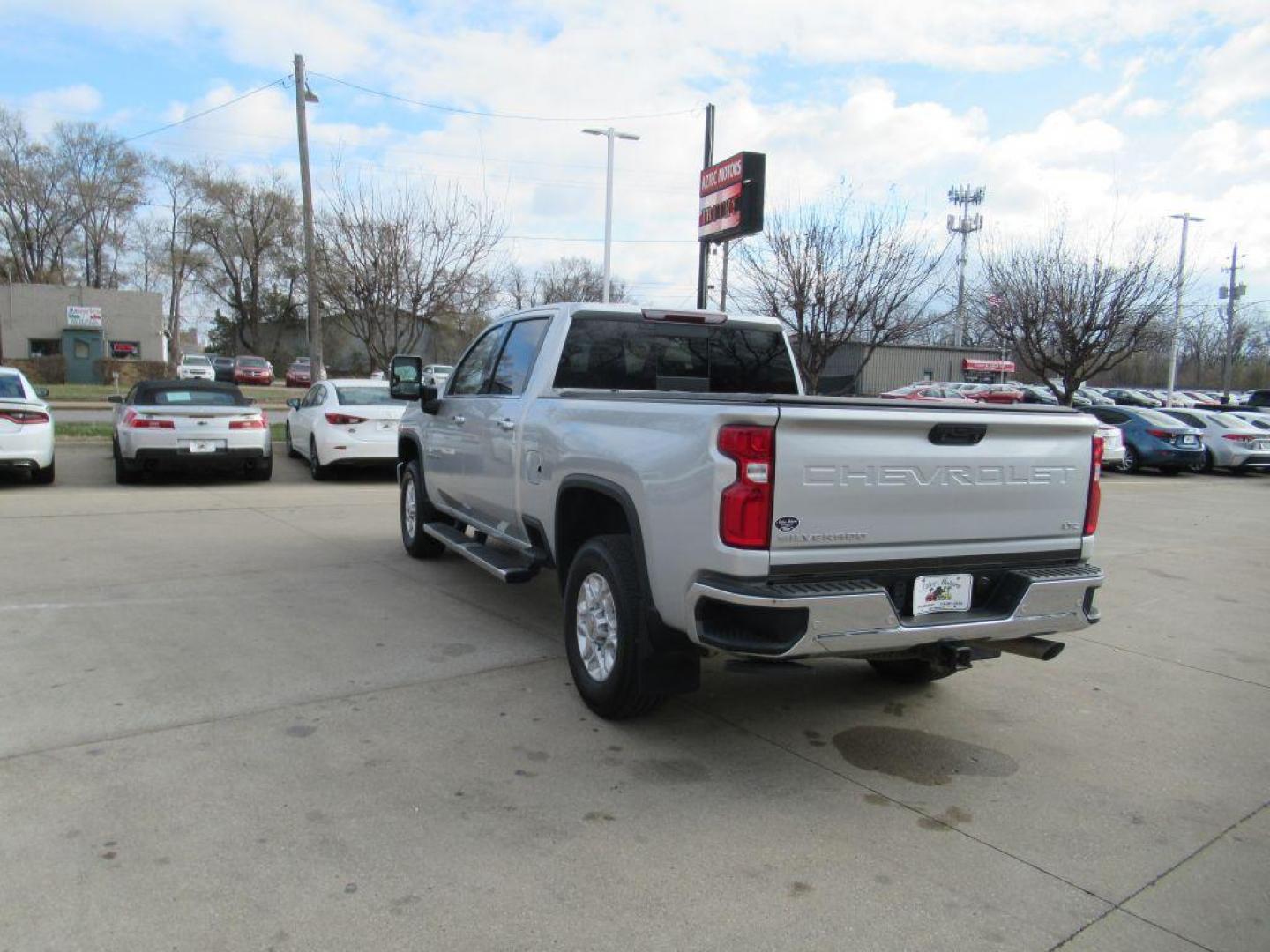 2021 SILVER CHEVROLET SILVERADO 2500 HEAVY DUTY LTZ (1GC1YPE78MF) with an 6.6L engine, Automatic transmission, located at 908 SE 14th Street, Des Moines, IA, 50317, (515) 281-0330, 41.580303, -93.597046 - Photo#6
