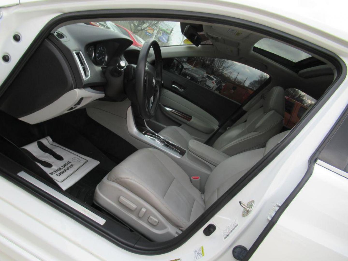 2017 WHITE ACURA TLX TECH (19UUB3F57HA) with an 3.5L engine, Automatic transmission, located at 908 SE 14th Street, Des Moines, IA, 50317, (515) 281-0330, 41.580303, -93.597046 - Photo#25