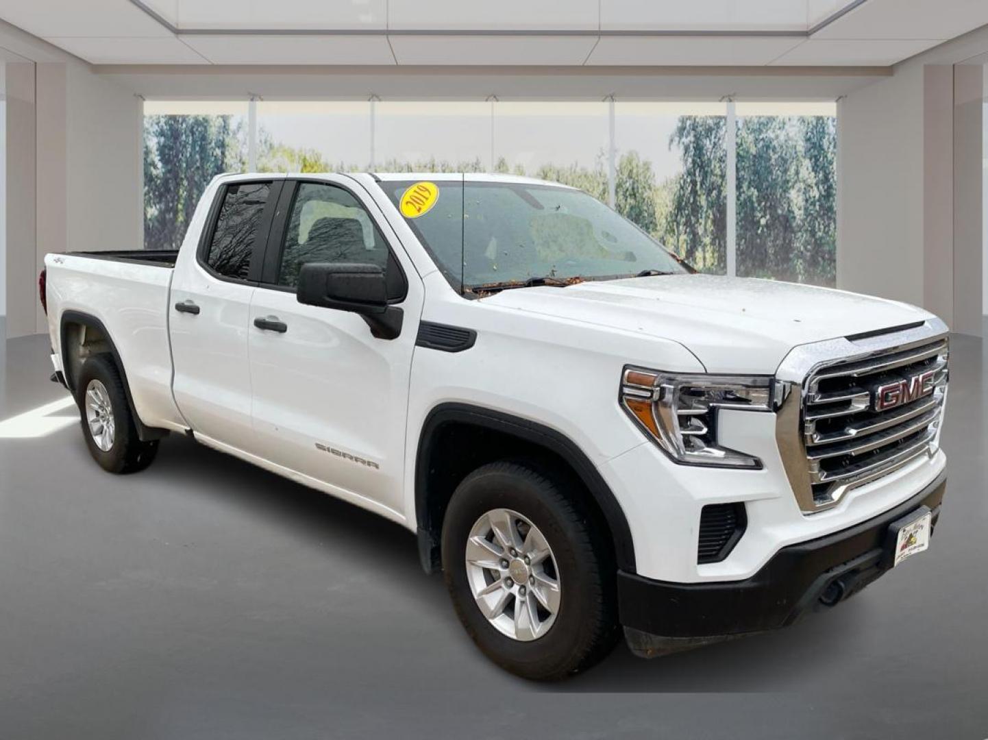 2019 WHITE GMC SIERRA EX-CAB SLT (1GTR9AEF0KZ) with an 5.3L engine, Automatic transmission, located at 908 SE 14th Street, Des Moines, IA, 50317, (515) 281-0330, 41.580303, -93.597046 - Photo#0