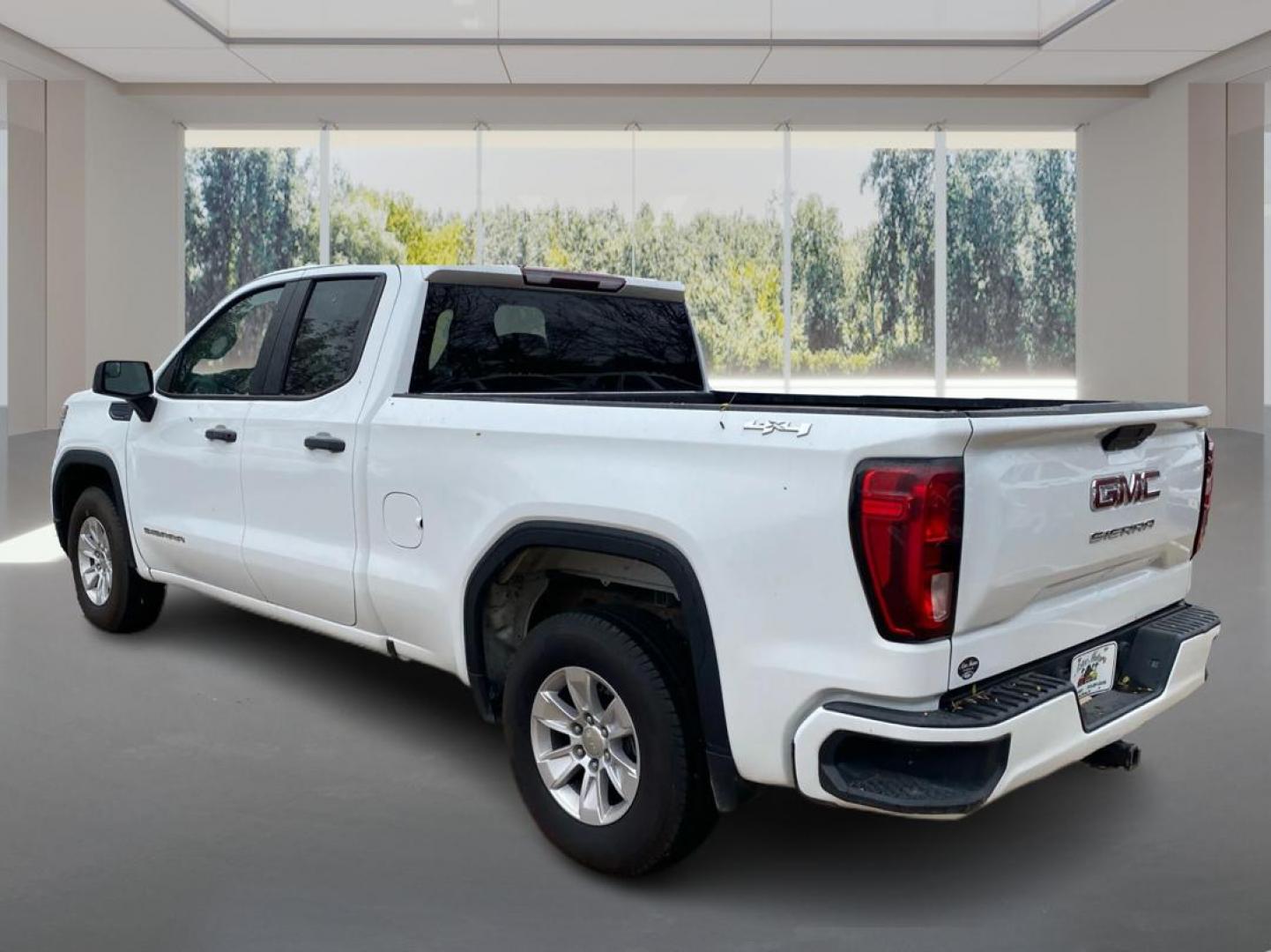 2019 WHITE GMC SIERRA EX-CAB SLT (1GTR9AEF0KZ) with an 5.3L engine, Automatic transmission, located at 908 SE 14th Street, Des Moines, IA, 50317, (515) 281-0330, 41.580303, -93.597046 - Photo#4