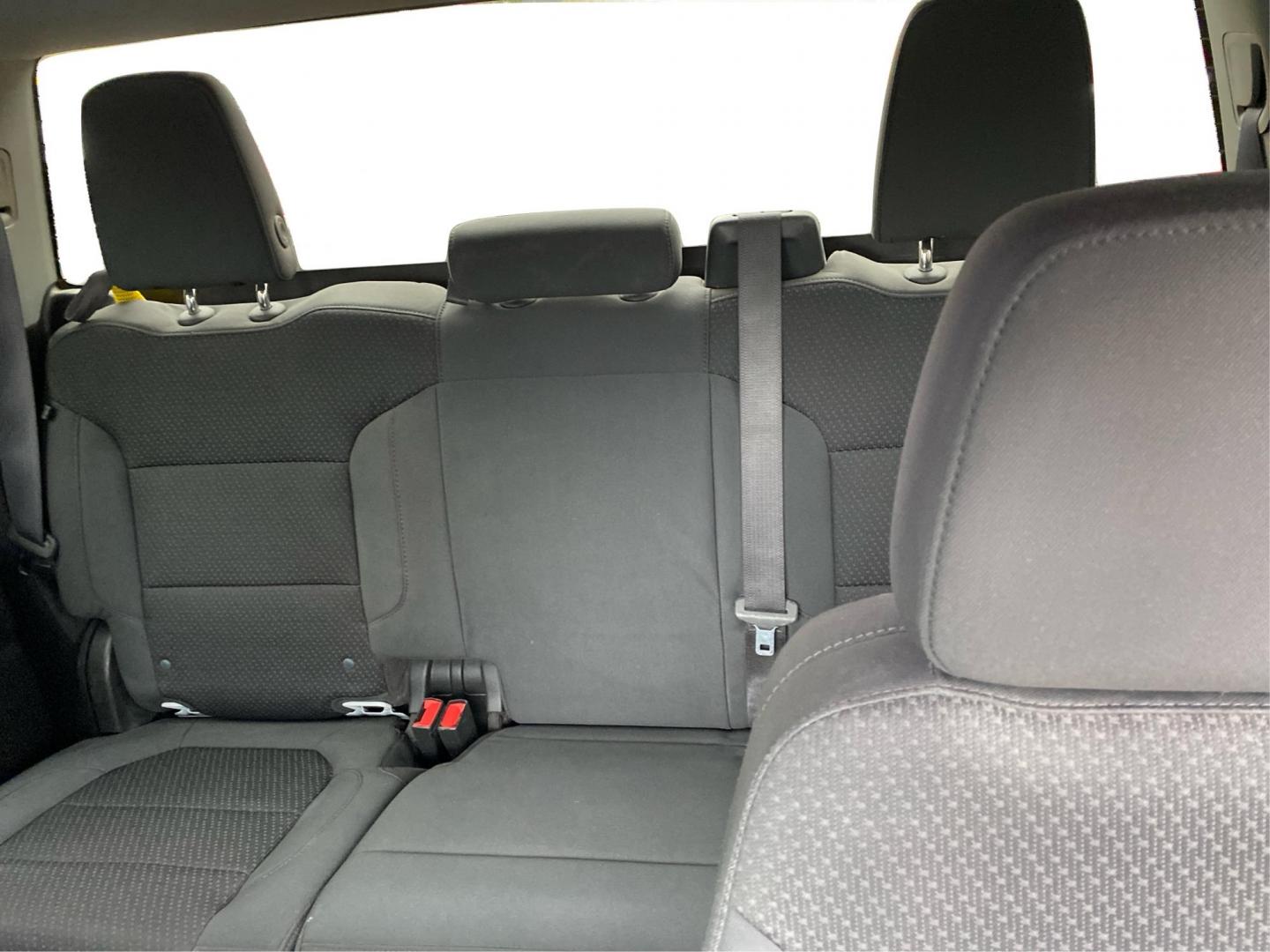 2019 WHITE GMC SIERRA EX-CAB SLT (1GTR9AEF0KZ) with an 5.3L engine, Automatic transmission, located at 908 SE 14th Street, Des Moines, IA, 50317, (515) 281-0330, 41.580303, -93.597046 - Photo#13