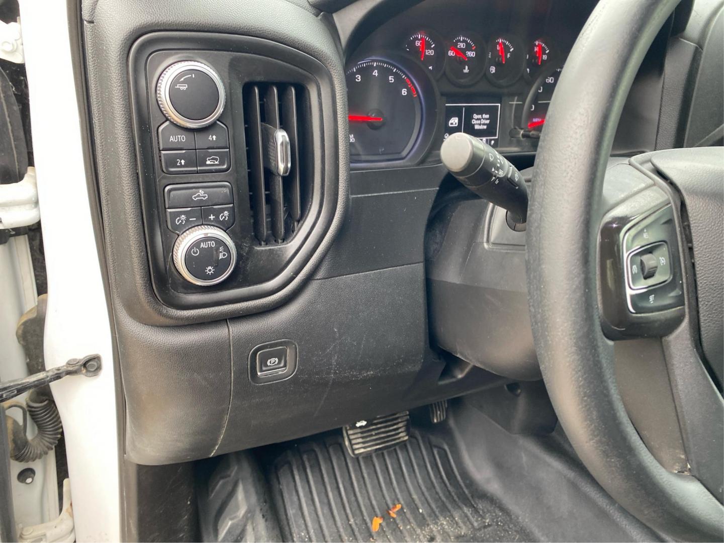 2019 WHITE GMC SIERRA EX-CAB SLT (1GTR9AEF0KZ) with an 5.3L engine, Automatic transmission, located at 908 SE 14th Street, Des Moines, IA, 50317, (515) 281-0330, 41.580303, -93.597046 - Photo#16