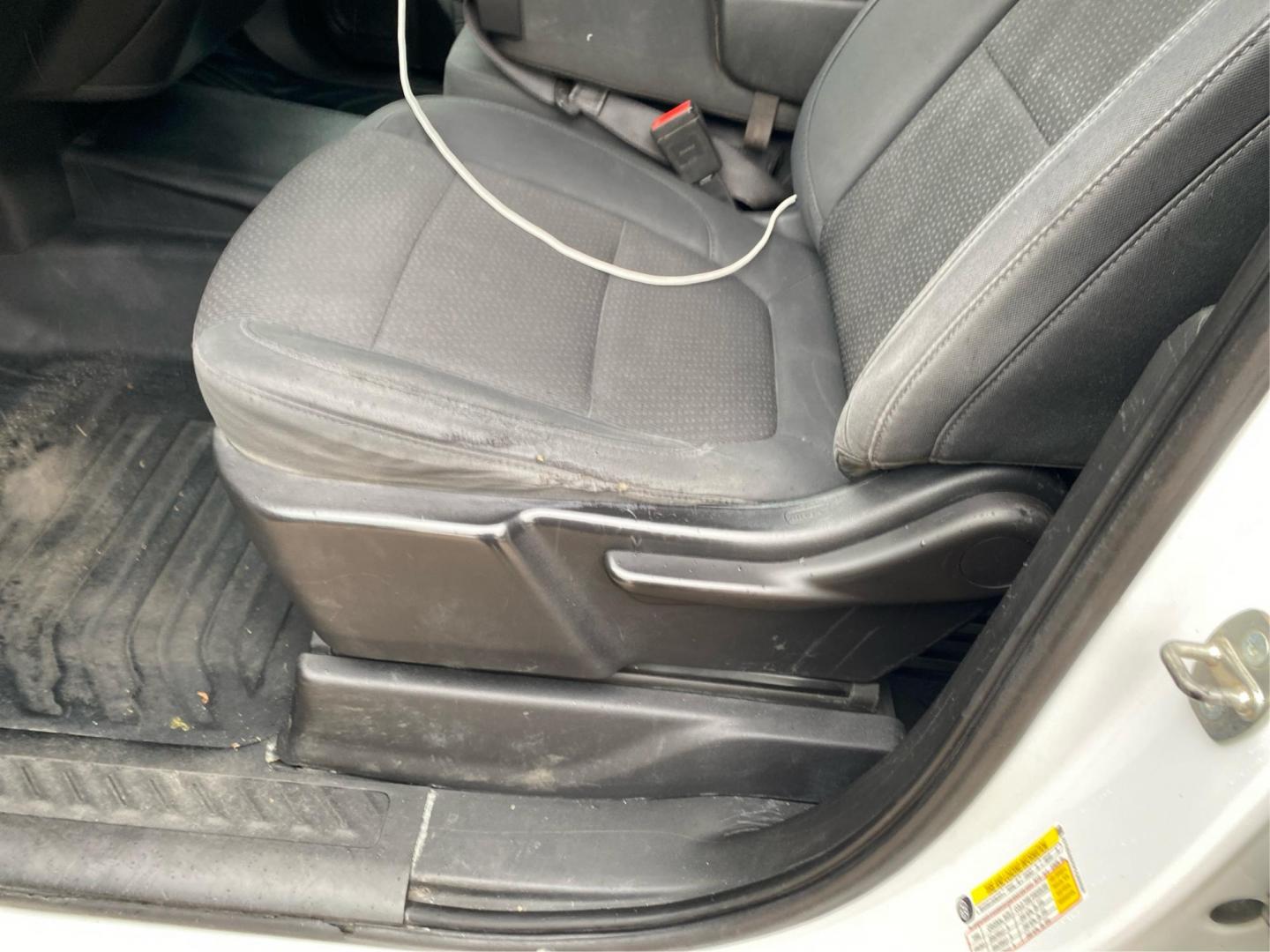 2019 WHITE GMC SIERRA EX-CAB SLT (1GTR9AEF0KZ) with an 5.3L engine, Automatic transmission, located at 908 SE 14th Street, Des Moines, IA, 50317, (515) 281-0330, 41.580303, -93.597046 - Photo#17