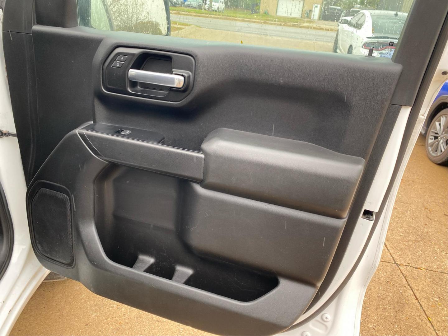 2019 WHITE GMC SIERRA EX-CAB SLT (1GTR9AEF0KZ) with an 5.3L engine, Automatic transmission, located at 908 SE 14th Street, Des Moines, IA, 50317, (515) 281-0330, 41.580303, -93.597046 - Photo#19