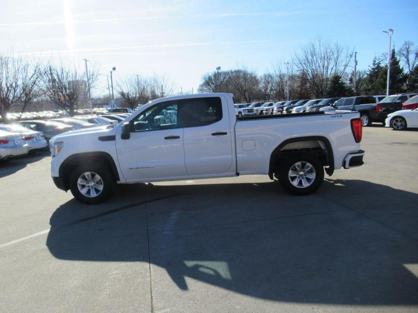 2019 WHITE GMC SIERRA EX-CAB SLT (1GTR9AEF0KZ) with an 5.3L engine, Automatic transmission, located at 908 SE 14th Street, Des Moines, IA, 50317, (515) 281-0330, 41.580303, -93.597046 - Photo#7