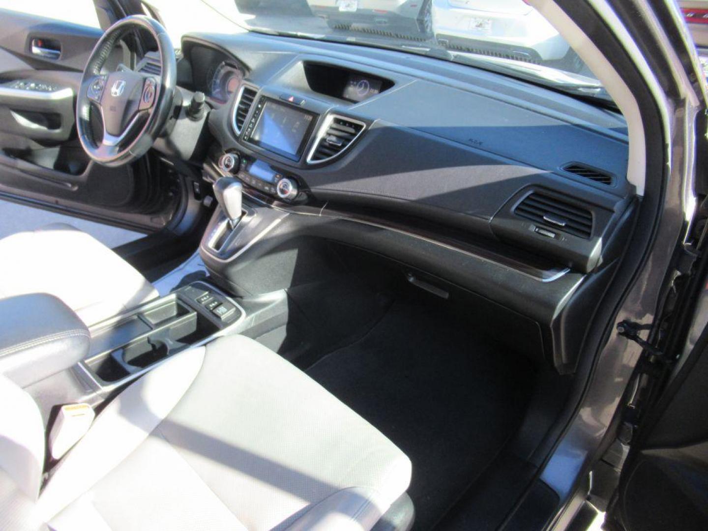 2015 GRAY HONDA CR-V EXL (5J6RM4H73FL) with an 2.4L engine, Continuously Variable transmission, located at 908 SE 14th Street, Des Moines, IA, 50317, (515) 281-0330, 41.580303, -93.597046 - Photo#13