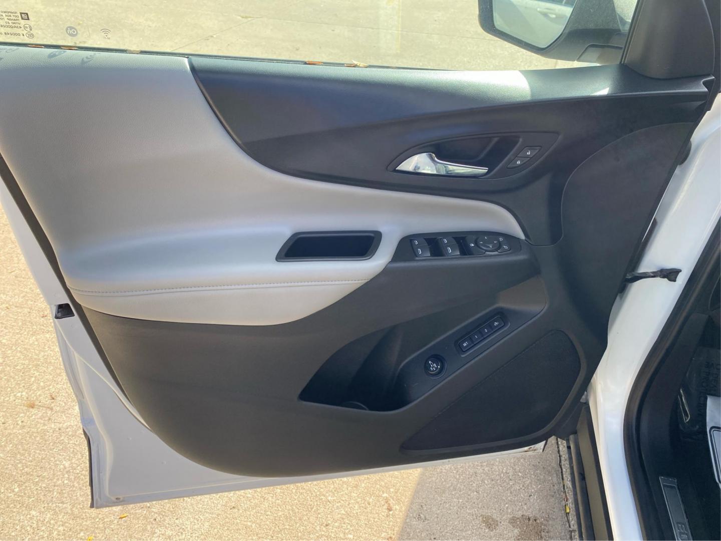 2020 WHITE CHEVROLET EQUINOX PREMIER (2GNAXXEV5L6) with an 1.5L engine, Automatic transmission, located at 908 SE 14th Street, Des Moines, IA, 50317, (515) 281-0330, 41.580303, -93.597046 - Photo#19