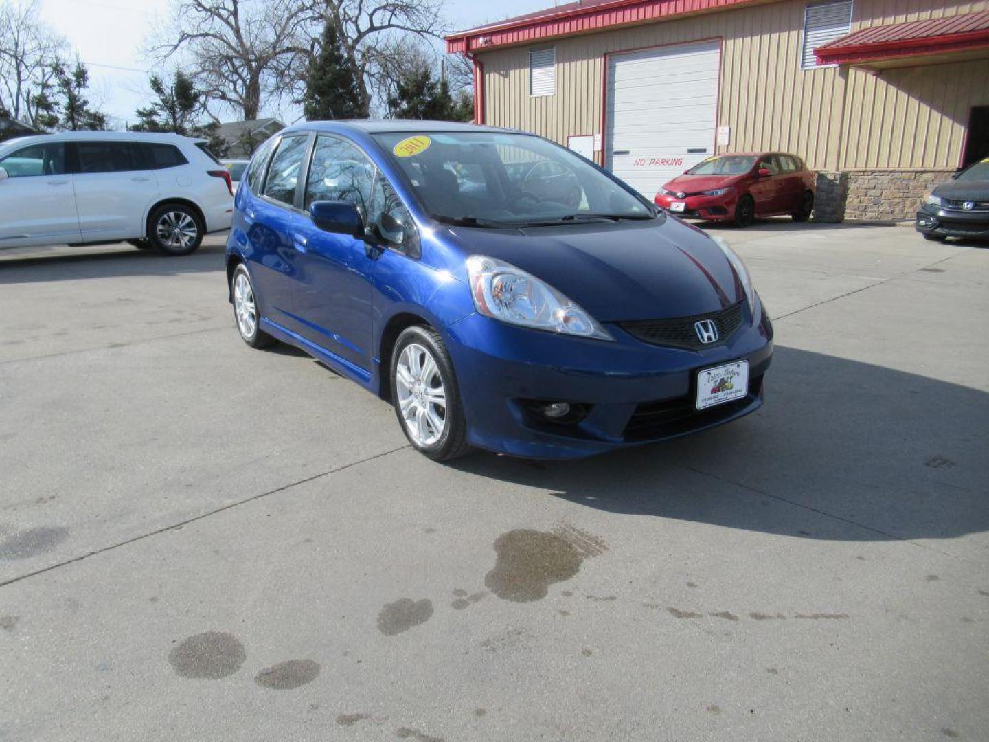 2011 BLUE HONDA FIT SPORT (JHMGE8H51BC) with an 1.5L engine, Automatic transmission, located at 908 SE 14th Street, Des Moines, IA, 50317, (515) 281-0330, 41.580303, -93.597046 - Photo#2