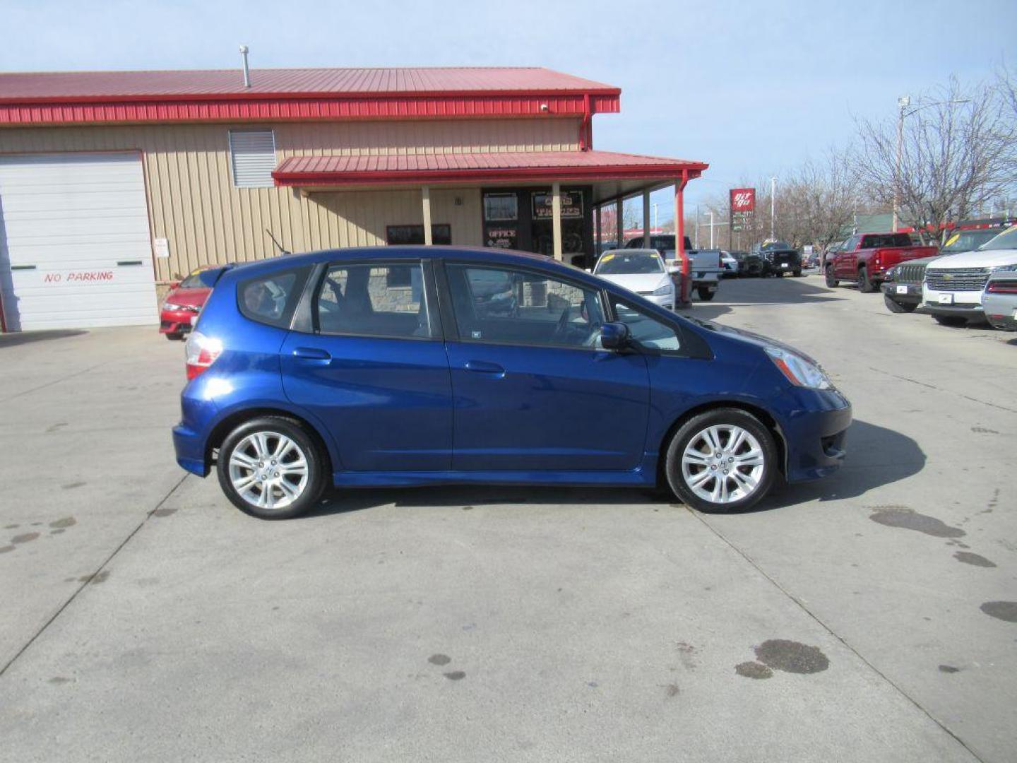 2011 BLUE HONDA FIT SPORT (JHMGE8H51BC) with an 1.5L engine, Automatic transmission, located at 908 SE 14th Street, Des Moines, IA, 50317, (515) 281-0330, 41.580303, -93.597046 - Photo#3