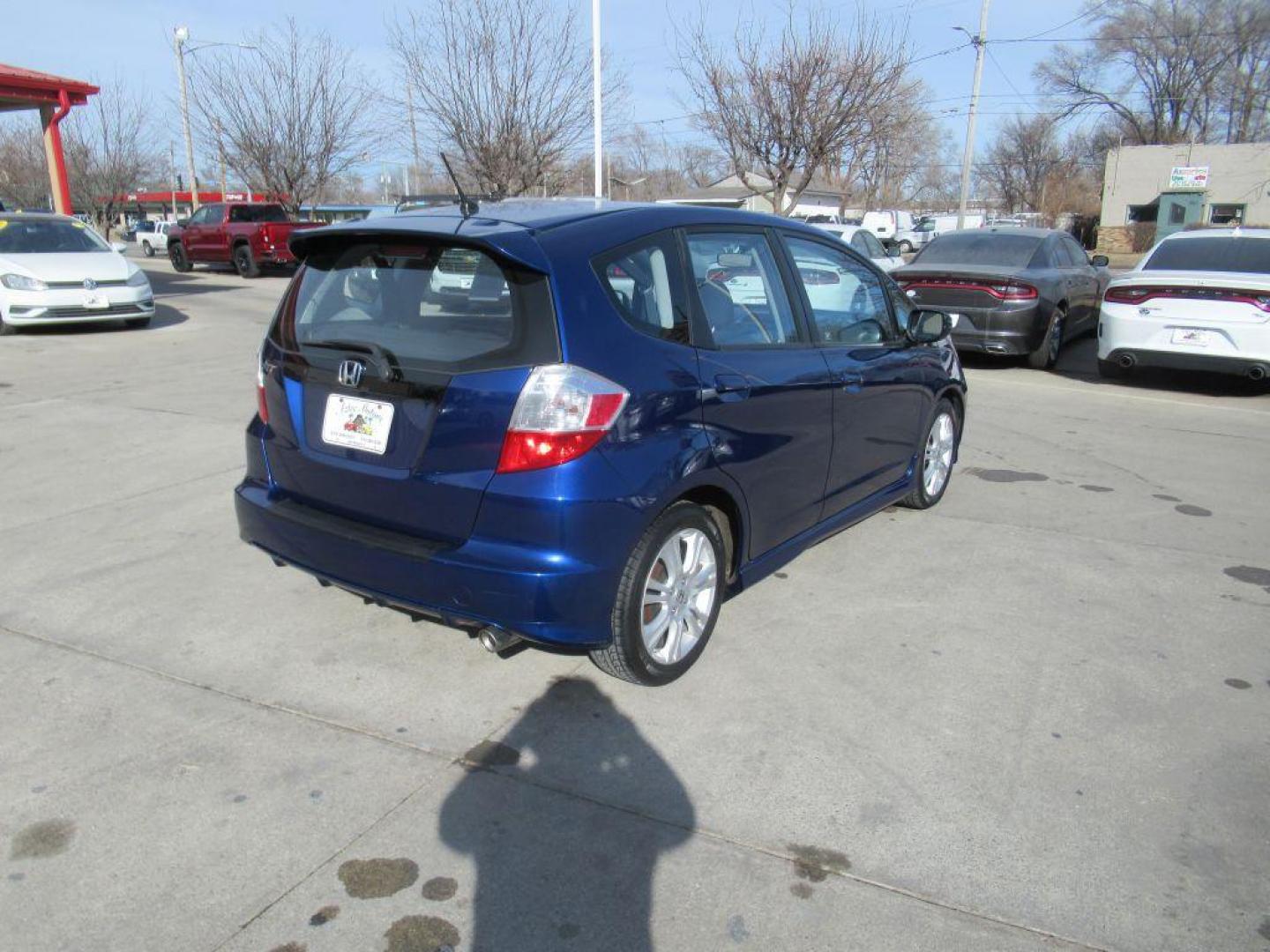 2011 BLUE HONDA FIT SPORT (JHMGE8H51BC) with an 1.5L engine, Automatic transmission, located at 908 SE 14th Street, Des Moines, IA, 50317, (515) 281-0330, 41.580303, -93.597046 - Photo#4