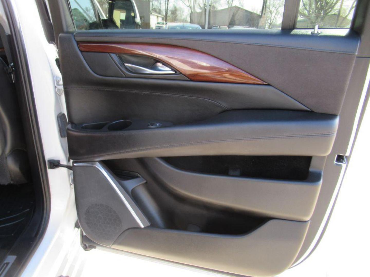 2016 WHITE CADILLAC ESCALADE ESV LUXURY (1GYS4HKJ1GR) with an 6.2L engine, Automatic transmission, located at 908 SE 14th Street, Des Moines, IA, 50317, (515) 281-0330, 41.580303, -93.597046 - Photo#11