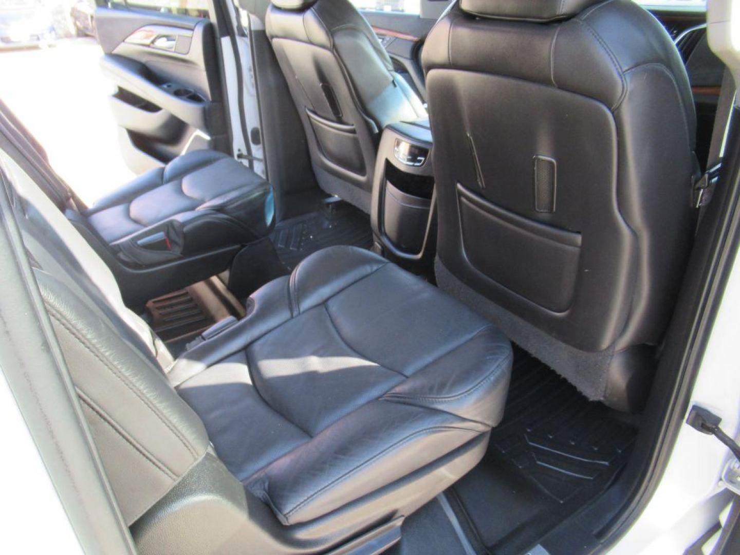 2016 WHITE CADILLAC ESCALADE ESV LUXURY (1GYS4HKJ1GR) with an 6.2L engine, Automatic transmission, located at 908 SE 14th Street, Des Moines, IA, 50317, (515) 281-0330, 41.580303, -93.597046 - Photo#14