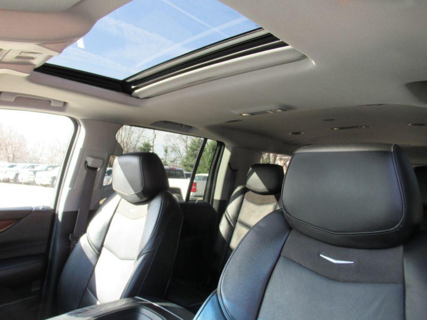 2016 WHITE CADILLAC ESCALADE ESV LUXURY (1GYS4HKJ1GR) with an 6.2L engine, Automatic transmission, located at 908 SE 14th Street, Des Moines, IA, 50317, (515) 281-0330, 41.580303, -93.597046 - Photo#18