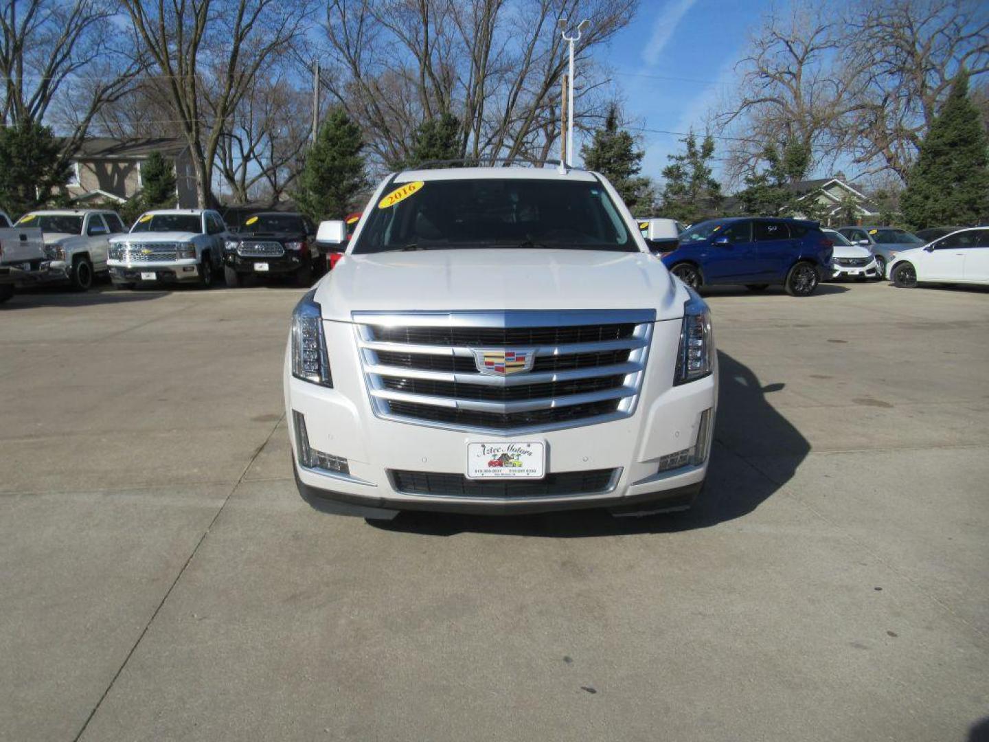 2016 WHITE CADILLAC ESCALADE ESV LUXURY (1GYS4HKJ1GR) with an 6.2L engine, Automatic transmission, located at 908 SE 14th Street, Des Moines, IA, 50317, (515) 281-0330, 41.580303, -93.597046 - Photo#1