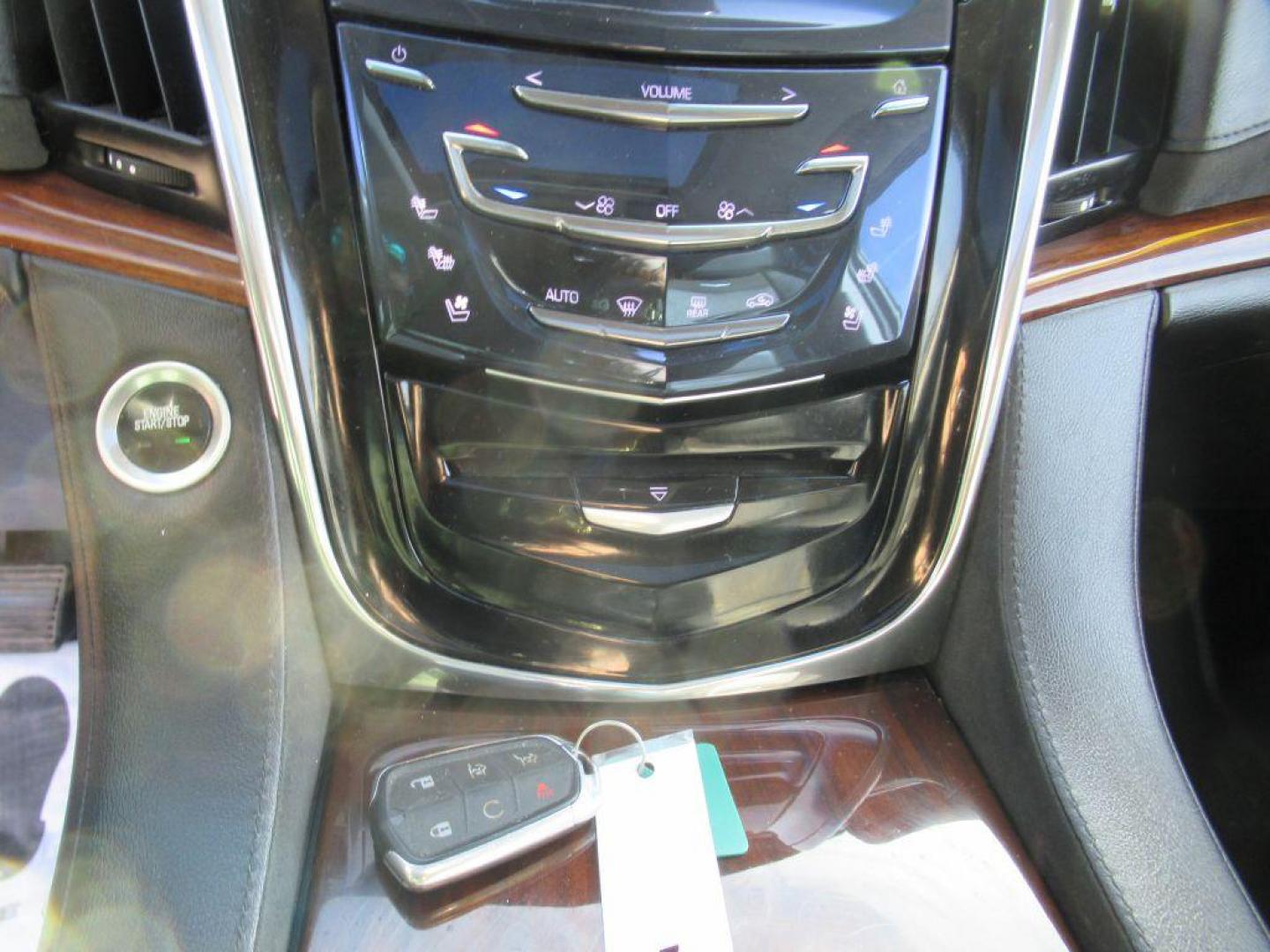 2016 WHITE CADILLAC ESCALADE ESV LUXURY (1GYS4HKJ1GR) with an 6.2L engine, Automatic transmission, located at 908 SE 14th Street, Des Moines, IA, 50317, (515) 281-0330, 41.580303, -93.597046 - Photo#21