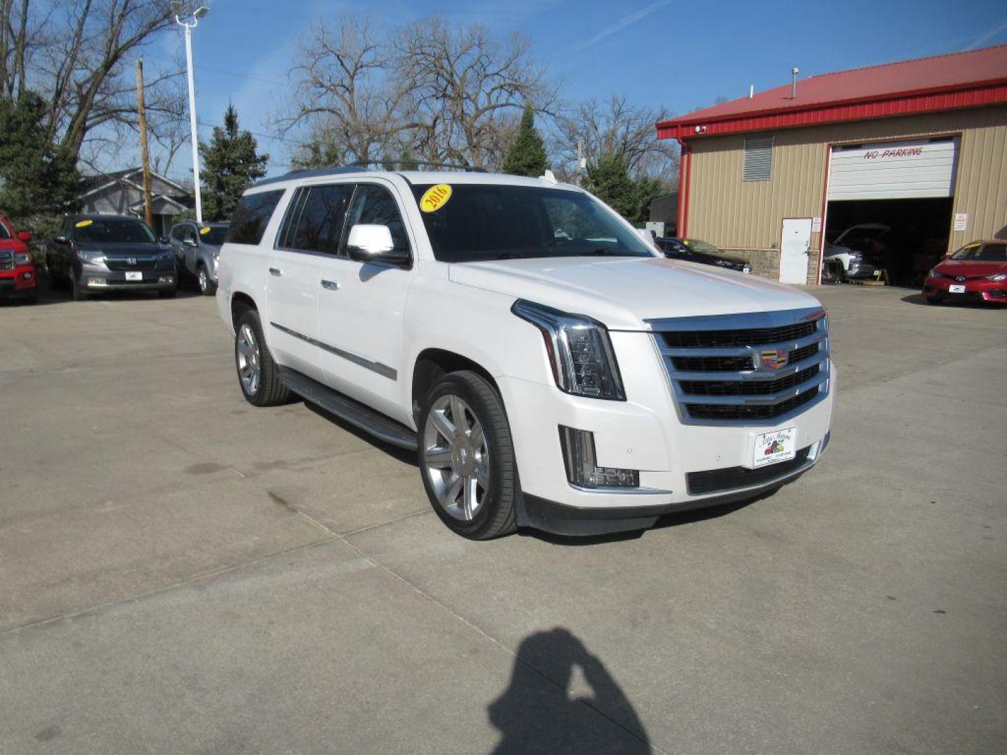 2016 WHITE CADILLAC ESCALADE ESV LUXURY (1GYS4HKJ1GR) with an 6.2L engine, Automatic transmission, located at 908 SE 14th Street, Des Moines, IA, 50317, (515) 281-0330, 41.580303, -93.597046 - Photo#2