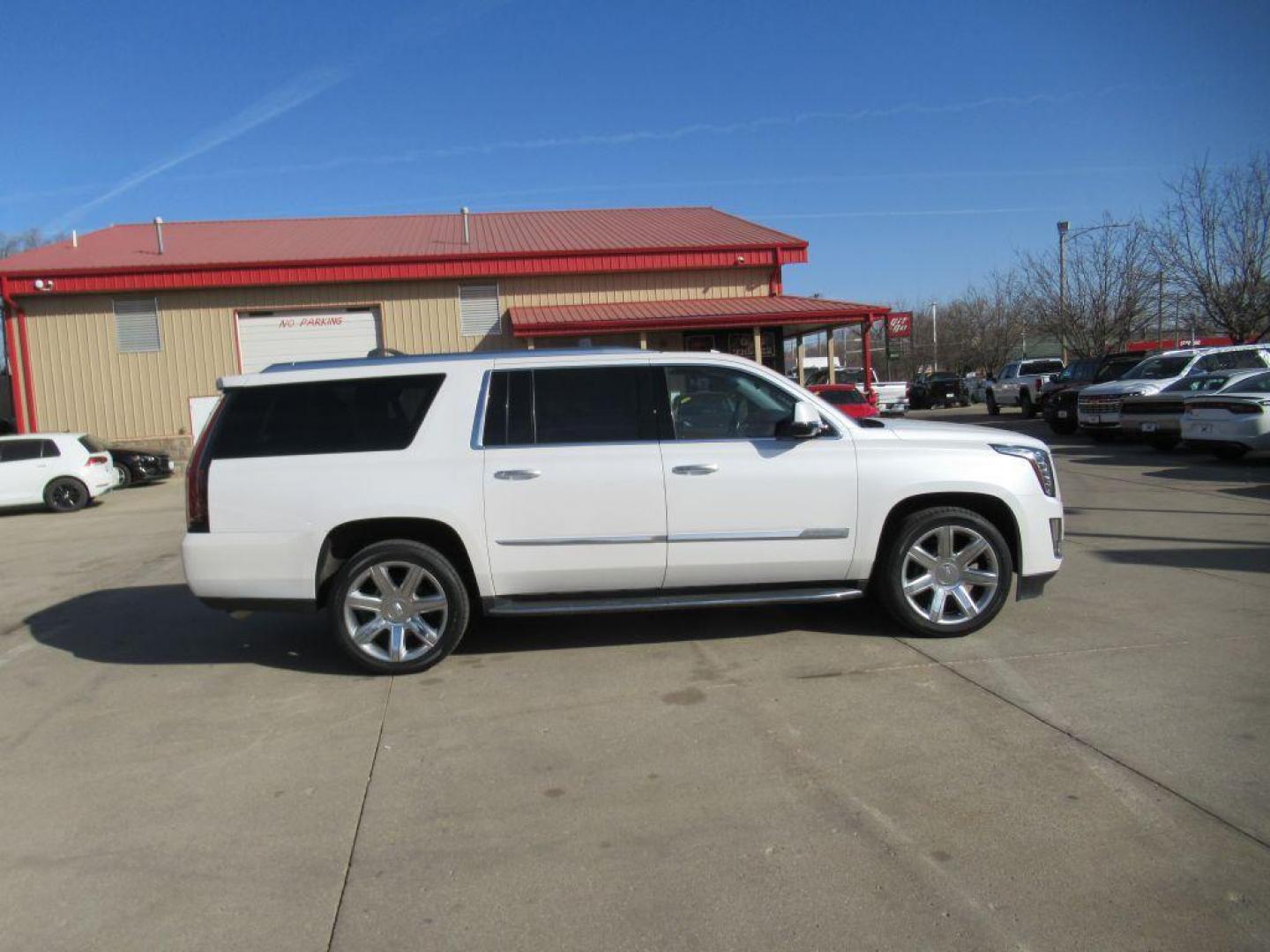2016 WHITE CADILLAC ESCALADE ESV LUXURY (1GYS4HKJ1GR) with an 6.2L engine, Automatic transmission, located at 908 SE 14th Street, Des Moines, IA, 50317, (515) 281-0330, 41.580303, -93.597046 - Photo#3