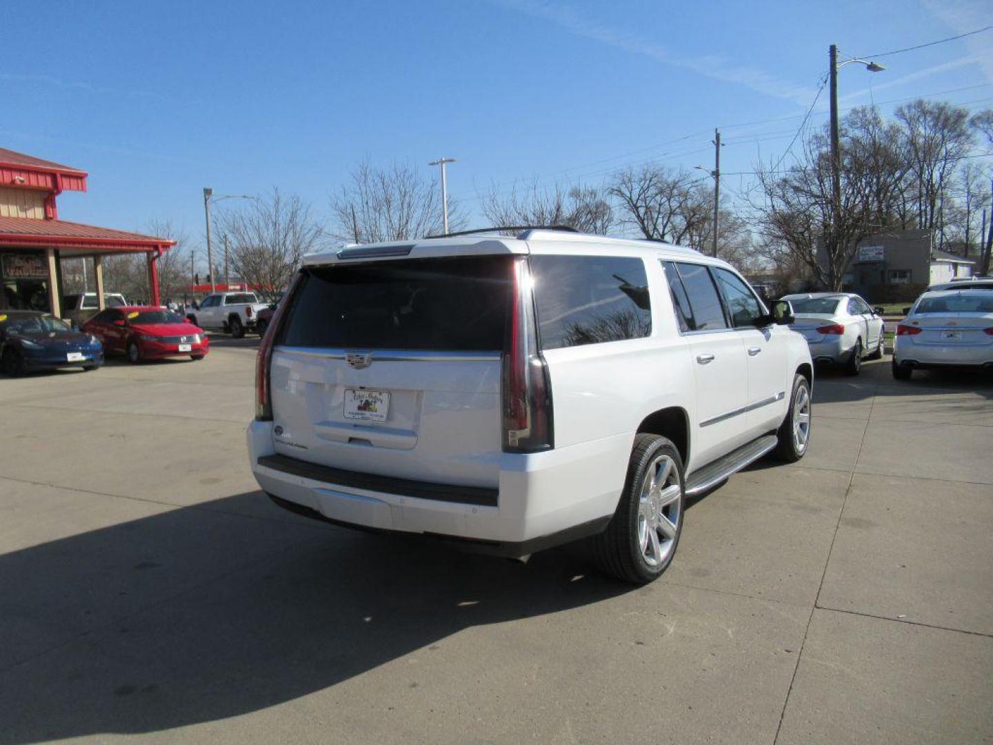 2016 WHITE CADILLAC ESCALADE ESV LUXURY (1GYS4HKJ1GR) with an 6.2L engine, Automatic transmission, located at 908 SE 14th Street, Des Moines, IA, 50317, (515) 281-0330, 41.580303, -93.597046 - Photo#4