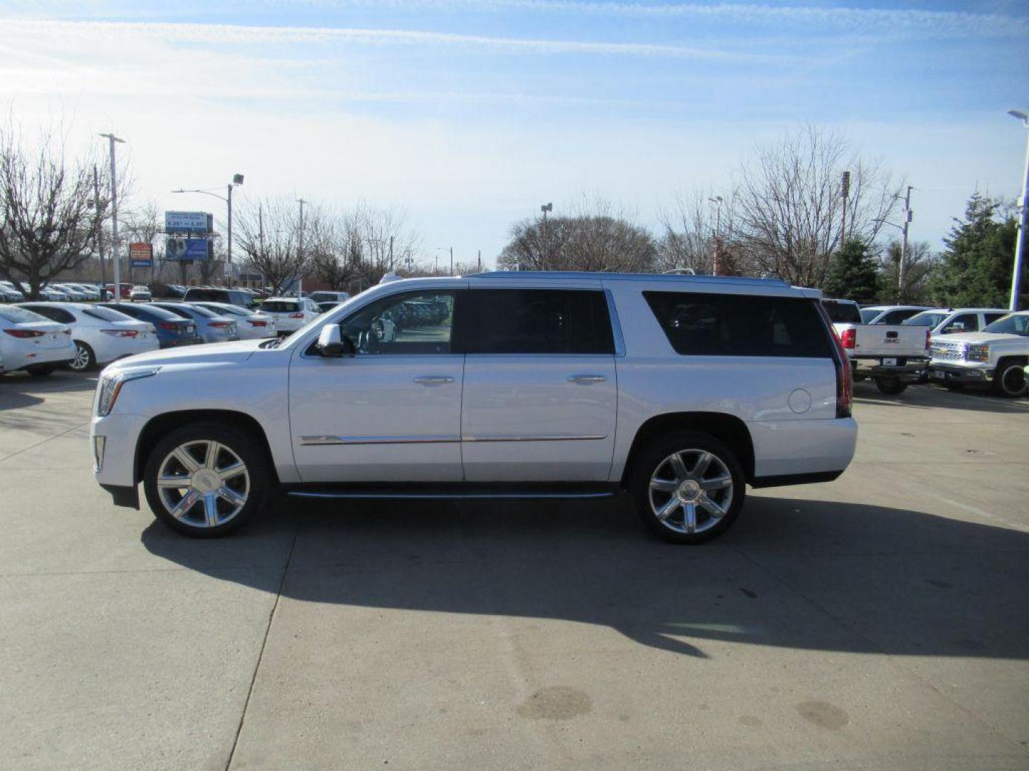 2016 WHITE CADILLAC ESCALADE ESV LUXURY (1GYS4HKJ1GR) with an 6.2L engine, Automatic transmission, located at 908 SE 14th Street, Des Moines, IA, 50317, (515) 281-0330, 41.580303, -93.597046 - Photo#7