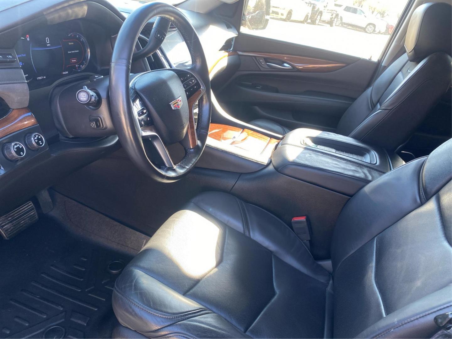 2016 WHITE CADILLAC ESCALADE ESV LUXURY (1GYS4HKJ1GR) with an 6.2L engine, Automatic transmission, located at 908 SE 14th Street, Des Moines, IA, 50317, (515) 281-0330, 41.580303, -93.597046 - Photo#8