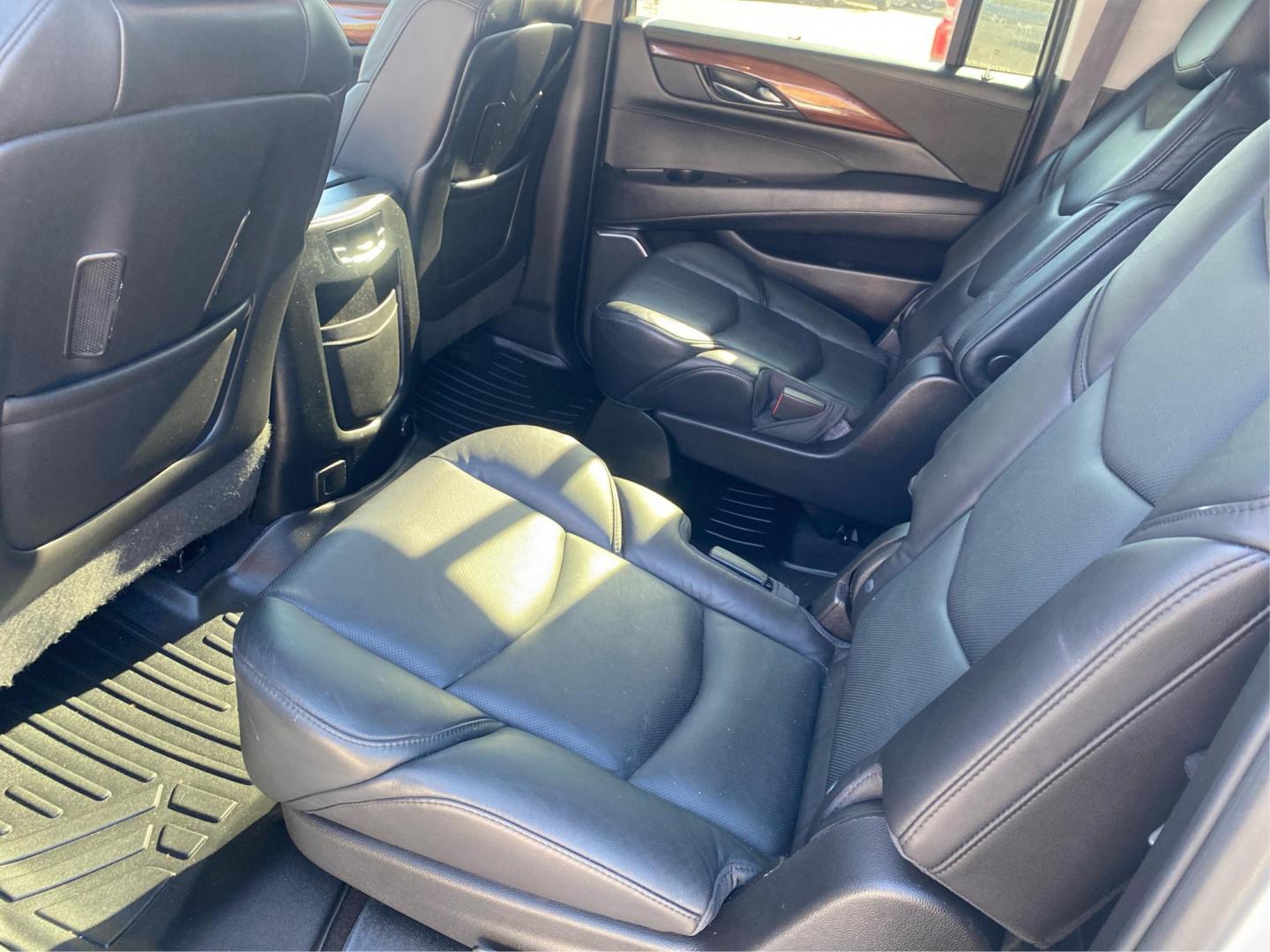 2016 WHITE CADILLAC ESCALADE ESV LUXURY (1GYS4HKJ1GR) with an 6.2L engine, Automatic transmission, located at 908 SE 14th Street, Des Moines, IA, 50317, (515) 281-0330, 41.580303, -93.597046 - Photo#9