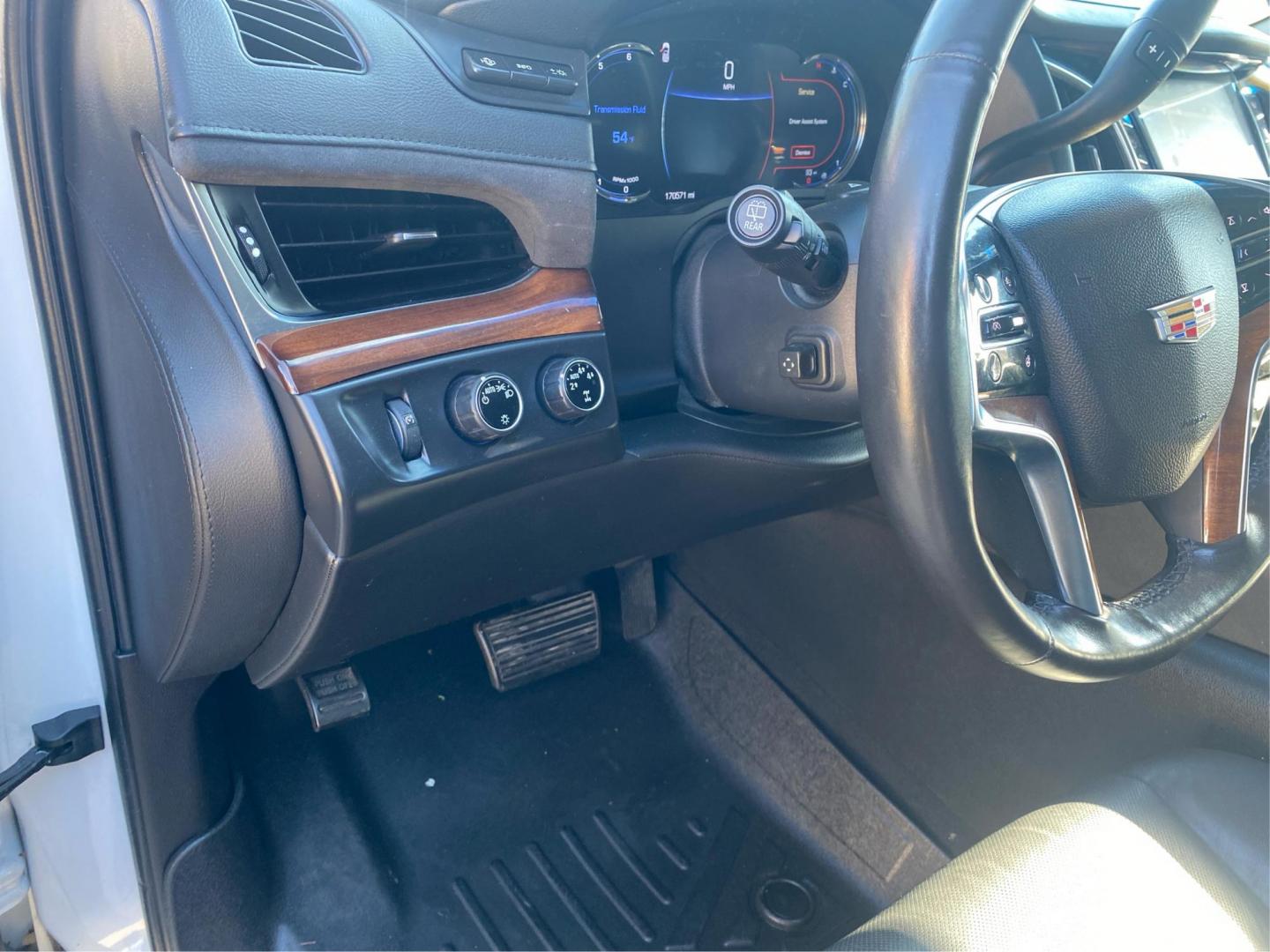 2016 WHITE CADILLAC ESCALADE ESV LUXURY (1GYS4HKJ1GR) with an 6.2L engine, Automatic transmission, located at 908 SE 14th Street, Des Moines, IA, 50317, (515) 281-0330, 41.580303, -93.597046 - Photo#17