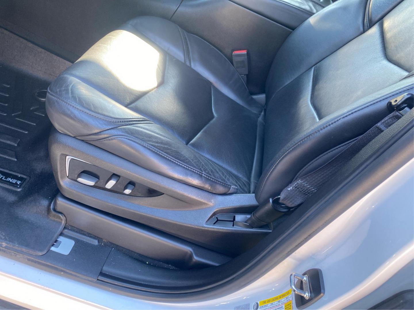 2016 WHITE CADILLAC ESCALADE ESV LUXURY (1GYS4HKJ1GR) with an 6.2L engine, Automatic transmission, located at 908 SE 14th Street, Des Moines, IA, 50317, (515) 281-0330, 41.580303, -93.597046 - Photo#18