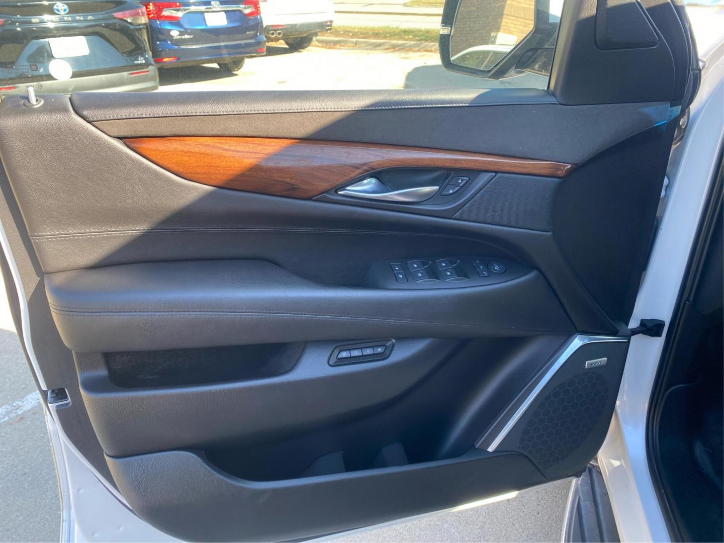 2016 WHITE CADILLAC ESCALADE ESV LUXURY (1GYS4HKJ1GR) with an 6.2L engine, Automatic transmission, located at 908 SE 14th Street, Des Moines, IA, 50317, (515) 281-0330, 41.580303, -93.597046 - Photo#19