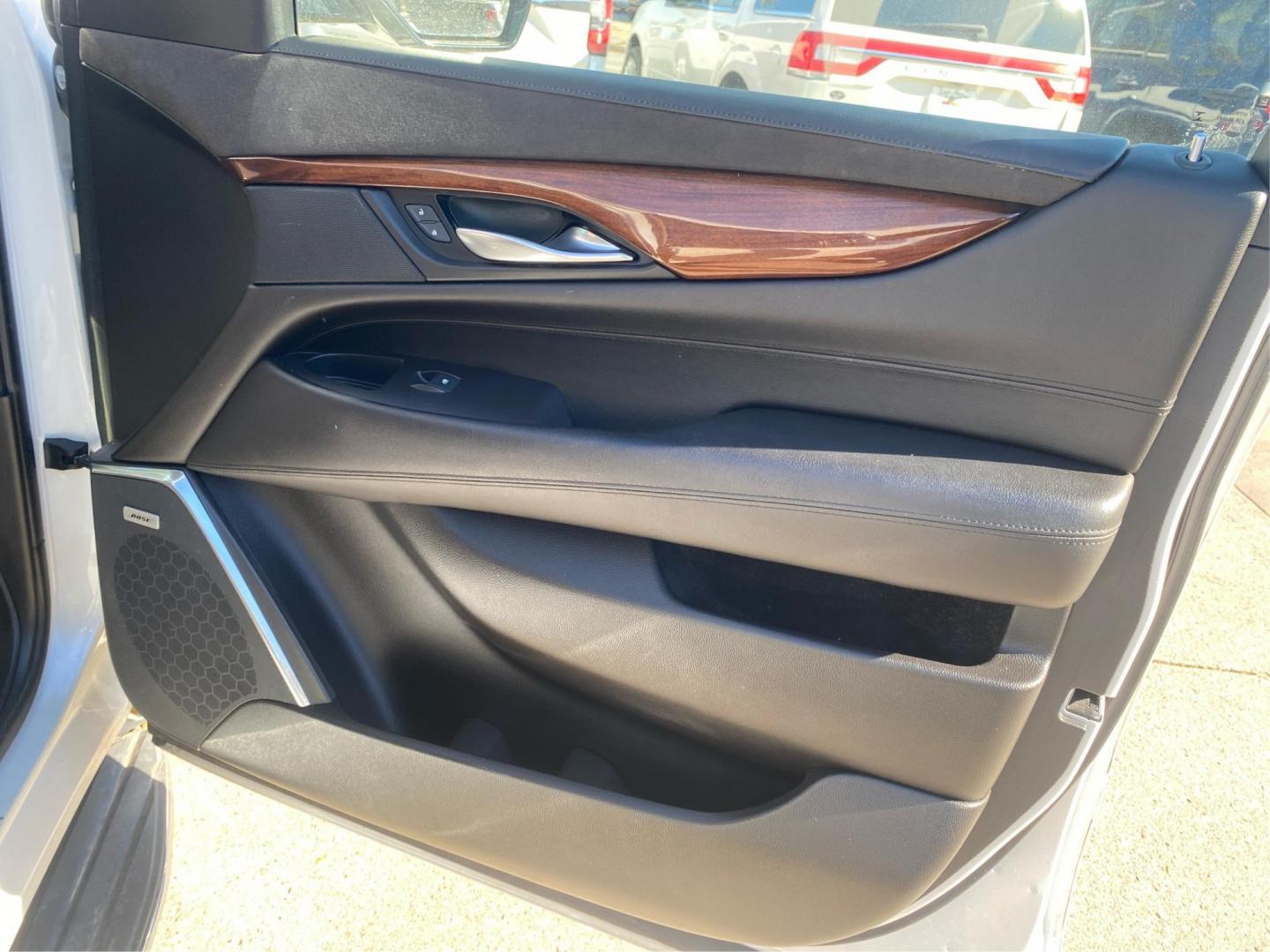 2016 WHITE CADILLAC ESCALADE ESV LUXURY (1GYS4HKJ1GR) with an 6.2L engine, Automatic transmission, located at 908 SE 14th Street, Des Moines, IA, 50317, (515) 281-0330, 41.580303, -93.597046 - Photo#20