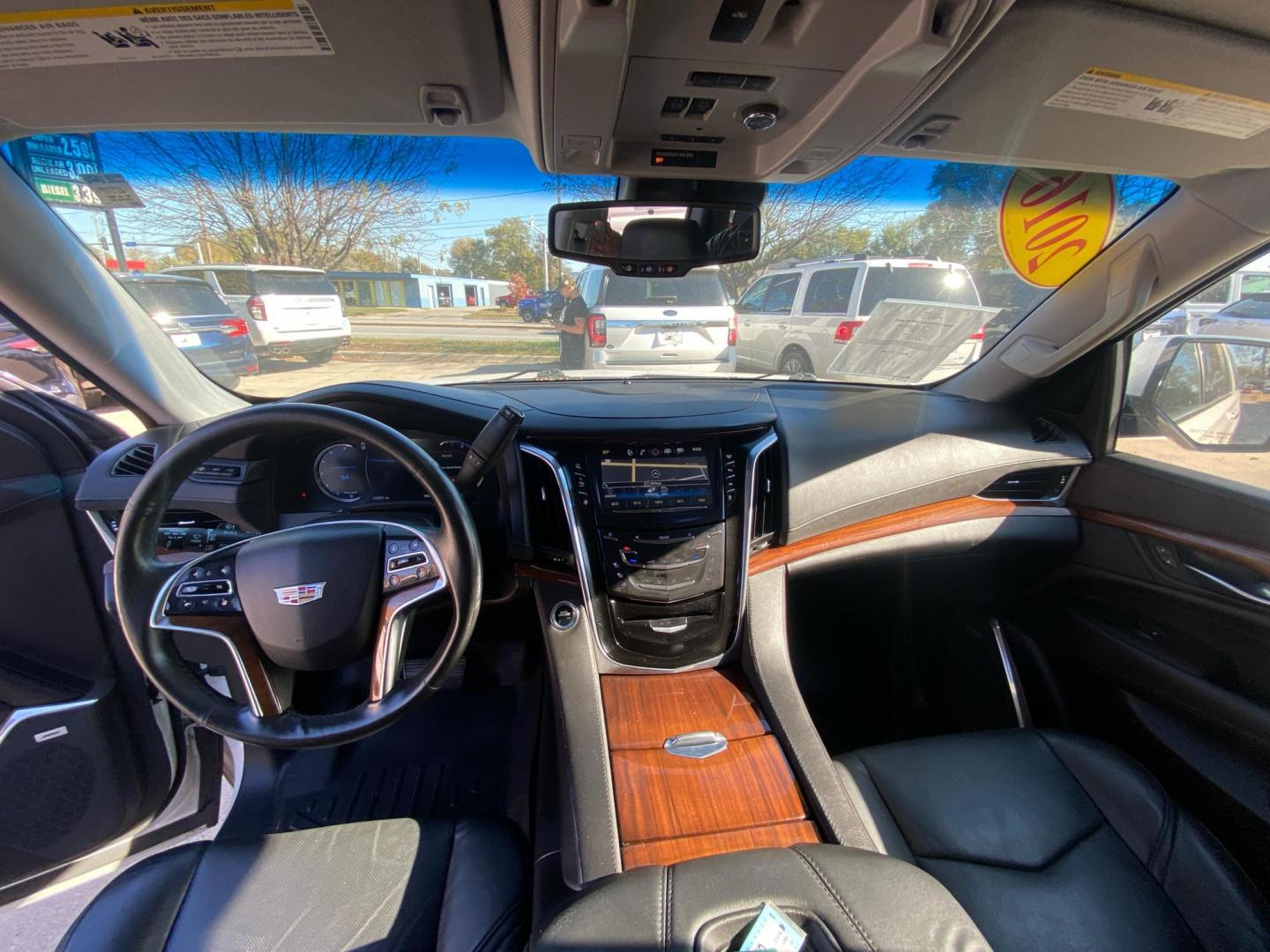 2016 WHITE CADILLAC ESCALADE ESV LUXURY (1GYS4HKJ1GR) with an 6.2L engine, Automatic transmission, located at 908 SE 14th Street, Des Moines, IA, 50317, (515) 281-0330, 41.580303, -93.597046 - Photo#21