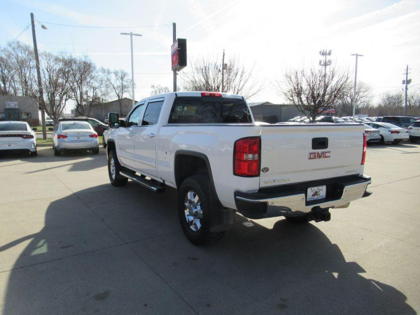 2016 WHITE GMC SIERRA 3500 DENALI (1GT42YE84GF) with an 6.6L engine, Automatic transmission, located at 908 SE 14th Street, Des Moines, IA, 50317, (515) 281-0330, 41.580303, -93.597046 - Photo#6
