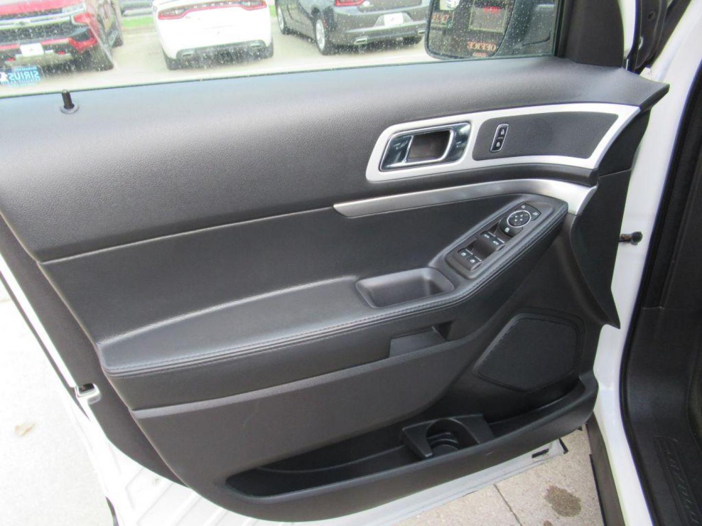 2015 WHITE FORD EXPLORER XLT (1FM5K8D81FG) with an 3.5L engine, Automatic transmission, located at 908 SE 14th Street, Des Moines, IA, 50317, (515) 281-0330, 41.580303, -93.597046 - Photo#9