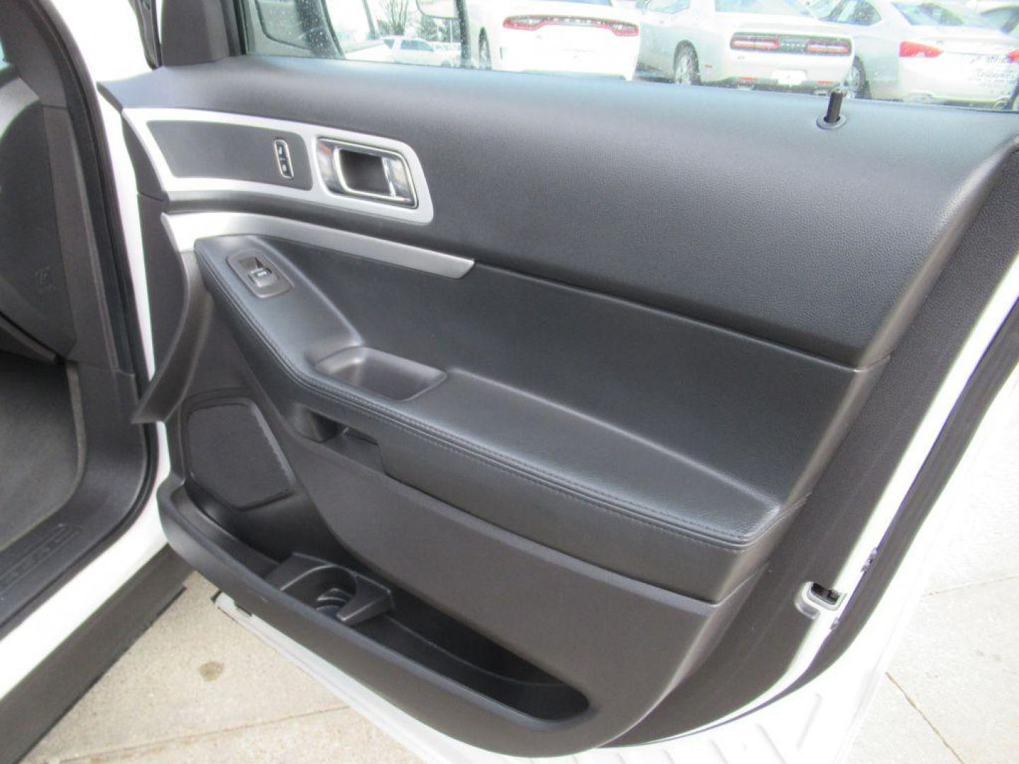 2015 WHITE FORD EXPLORER XLT (1FM5K8D81FG) with an 3.5L engine, Automatic transmission, located at 908 SE 14th Street, Des Moines, IA, 50317, (515) 281-0330, 41.580303, -93.597046 - Photo#12