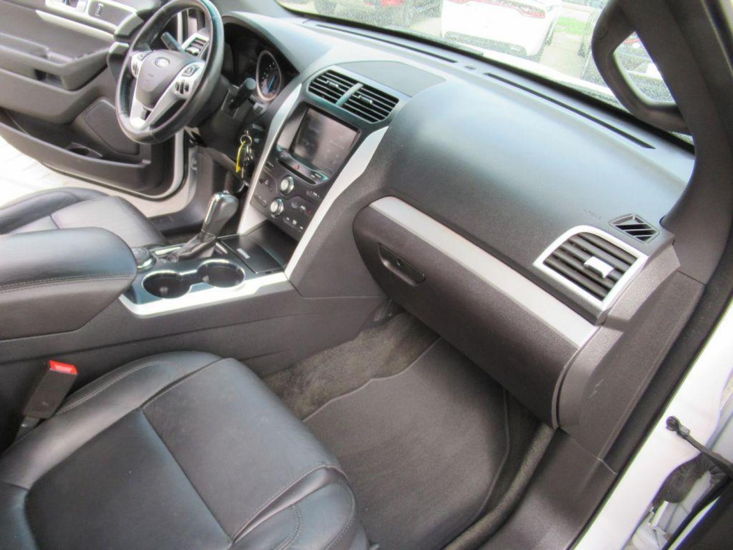 2015 WHITE FORD EXPLORER XLT (1FM5K8D81FG) with an 3.5L engine, Automatic transmission, located at 908 SE 14th Street, Des Moines, IA, 50317, (515) 281-0330, 41.580303, -93.597046 - Photo#13