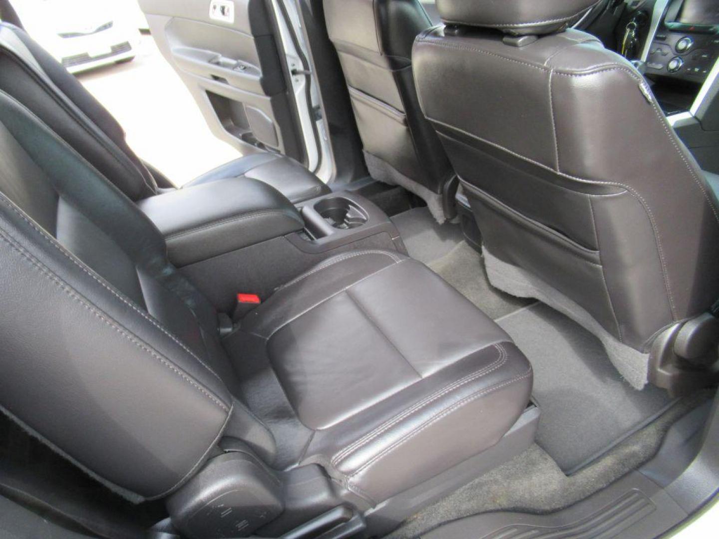 2015 WHITE FORD EXPLORER XLT (1FM5K8D81FG) with an 3.5L engine, Automatic transmission, located at 908 SE 14th Street, Des Moines, IA, 50317, (515) 281-0330, 41.580303, -93.597046 - Photo#14