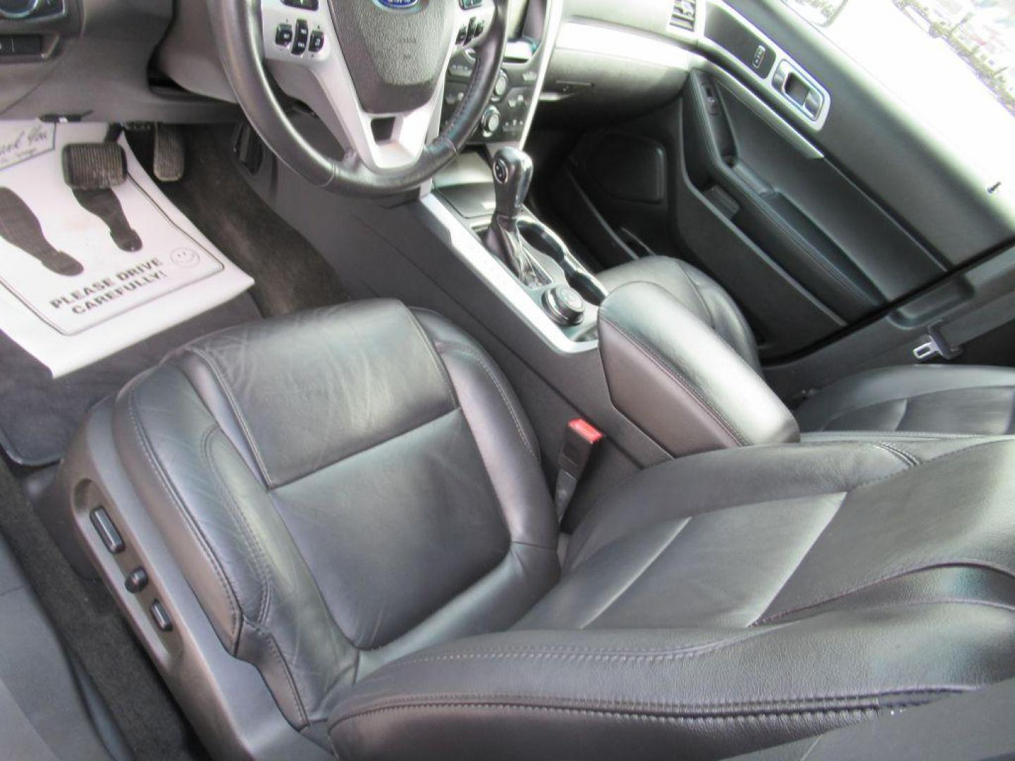 2015 WHITE FORD EXPLORER XLT (1FM5K8D81FG) with an 3.5L engine, Automatic transmission, located at 908 SE 14th Street, Des Moines, IA, 50317, (515) 281-0330, 41.580303, -93.597046 - Photo#17