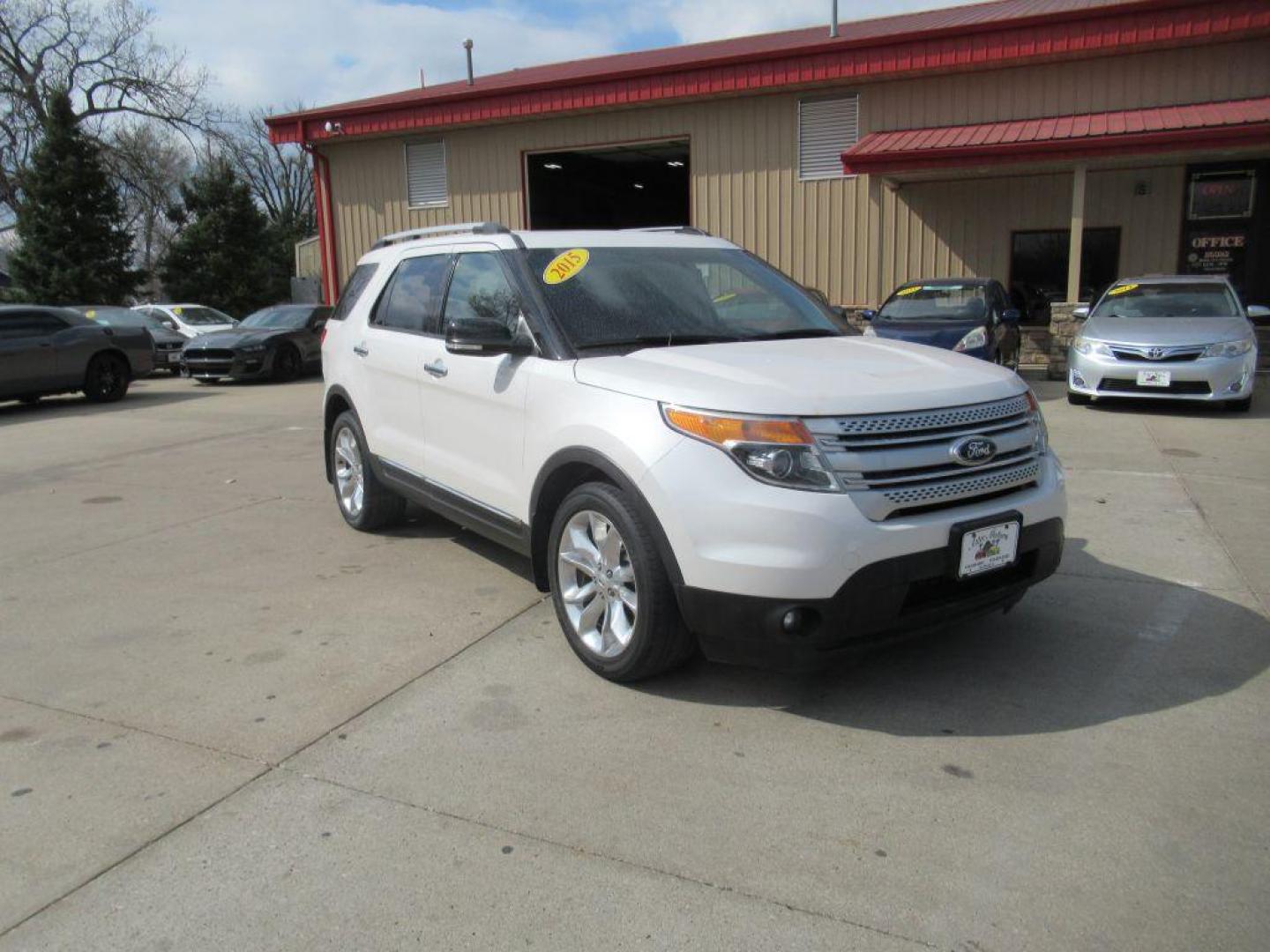 2015 WHITE FORD EXPLORER XLT (1FM5K8D81FG) with an 3.5L engine, Automatic transmission, located at 908 SE 14th Street, Des Moines, IA, 50317, (515) 281-0330, 41.580303, -93.597046 - Photo#2