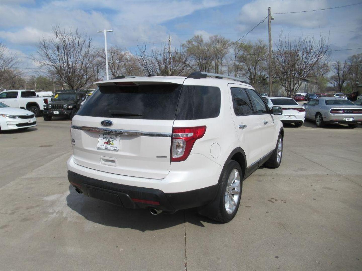 2015 WHITE FORD EXPLORER XLT (1FM5K8D81FG) with an 3.5L engine, Automatic transmission, located at 908 SE 14th Street, Des Moines, IA, 50317, (515) 281-0330, 41.580303, -93.597046 - Photo#4