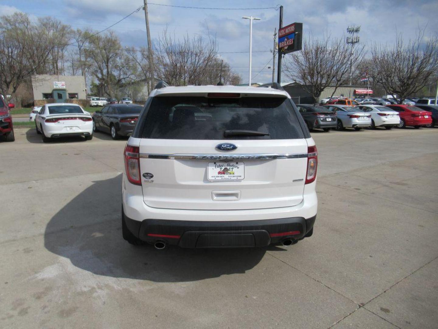 2015 WHITE FORD EXPLORER XLT (1FM5K8D81FG) with an 3.5L engine, Automatic transmission, located at 908 SE 14th Street, Des Moines, IA, 50317, (515) 281-0330, 41.580303, -93.597046 - Photo#5