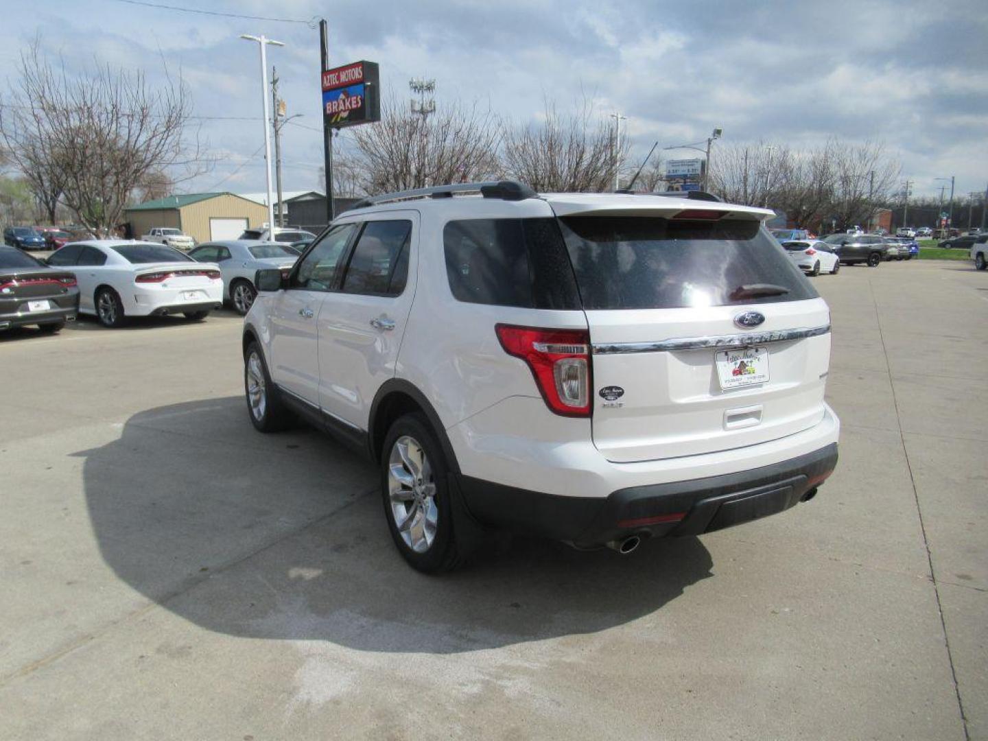 2015 WHITE FORD EXPLORER XLT (1FM5K8D81FG) with an 3.5L engine, Automatic transmission, located at 908 SE 14th Street, Des Moines, IA, 50317, (515) 281-0330, 41.580303, -93.597046 - Photo#6