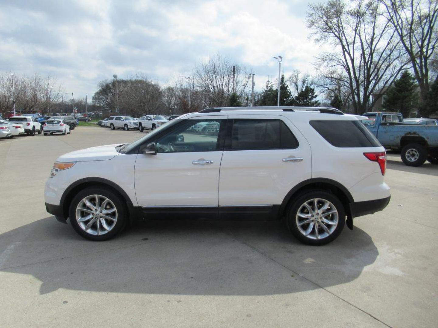 2015 WHITE FORD EXPLORER XLT (1FM5K8D81FG) with an 3.5L engine, Automatic transmission, located at 908 SE 14th Street, Des Moines, IA, 50317, (515) 281-0330, 41.580303, -93.597046 - Photo#7