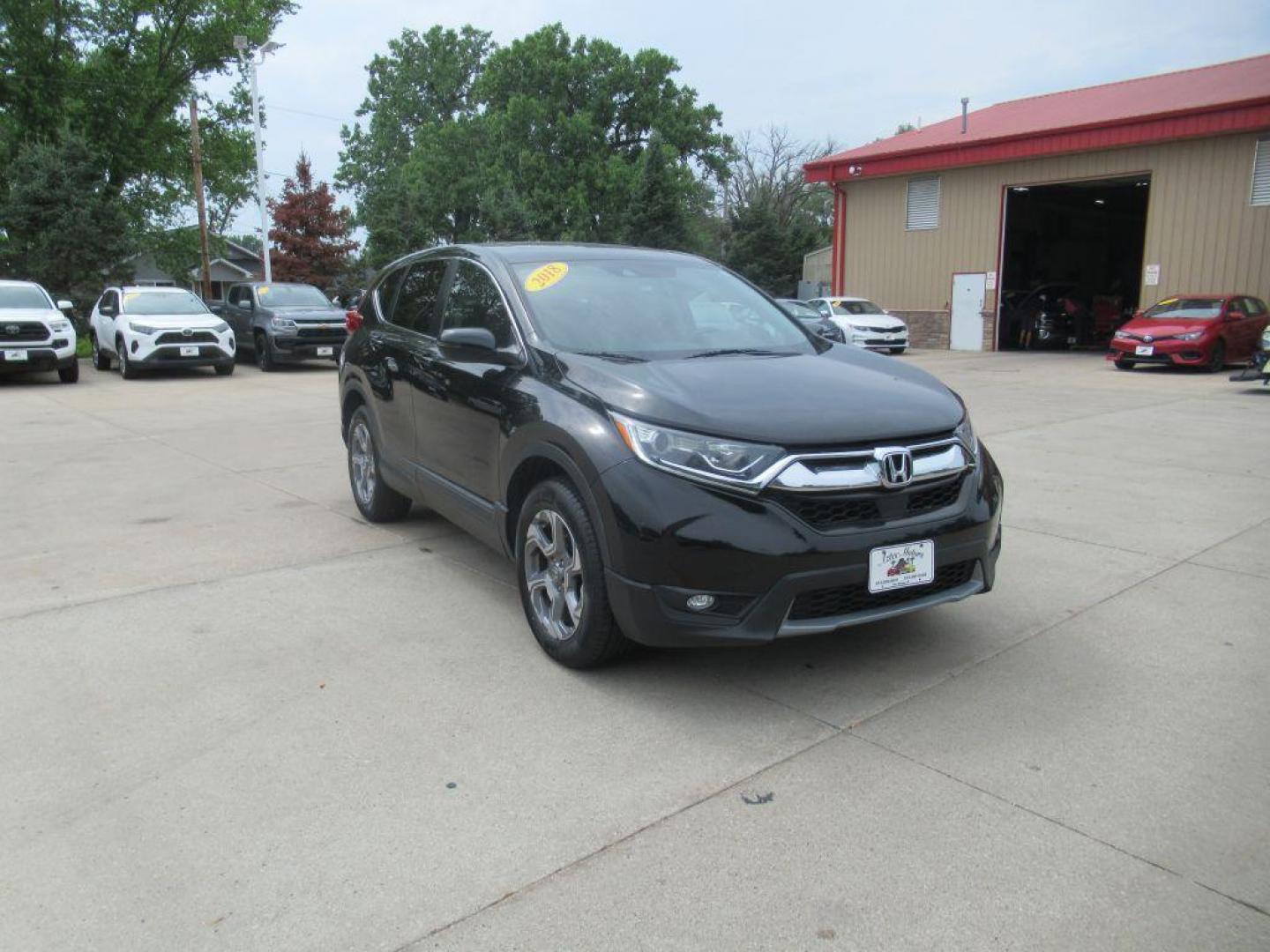 2018 BLACK HONDA CR-V EXL (2HKRW2H85JH) with an 1.5L engine, Continuously Variable transmission, located at 908 SE 14th Street, Des Moines, IA, 50317, (515) 281-0330, 41.580303, -93.597046 - Photo#2
