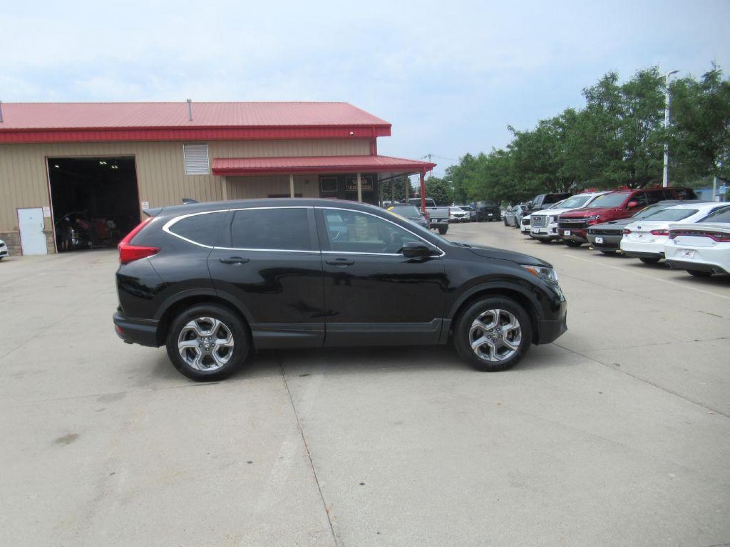 2018 BLACK HONDA CR-V EXL (2HKRW2H85JH) with an 1.5L engine, Continuously Variable transmission, located at 908 SE 14th Street, Des Moines, IA, 50317, (515) 281-0330, 41.580303, -93.597046 - Photo#3