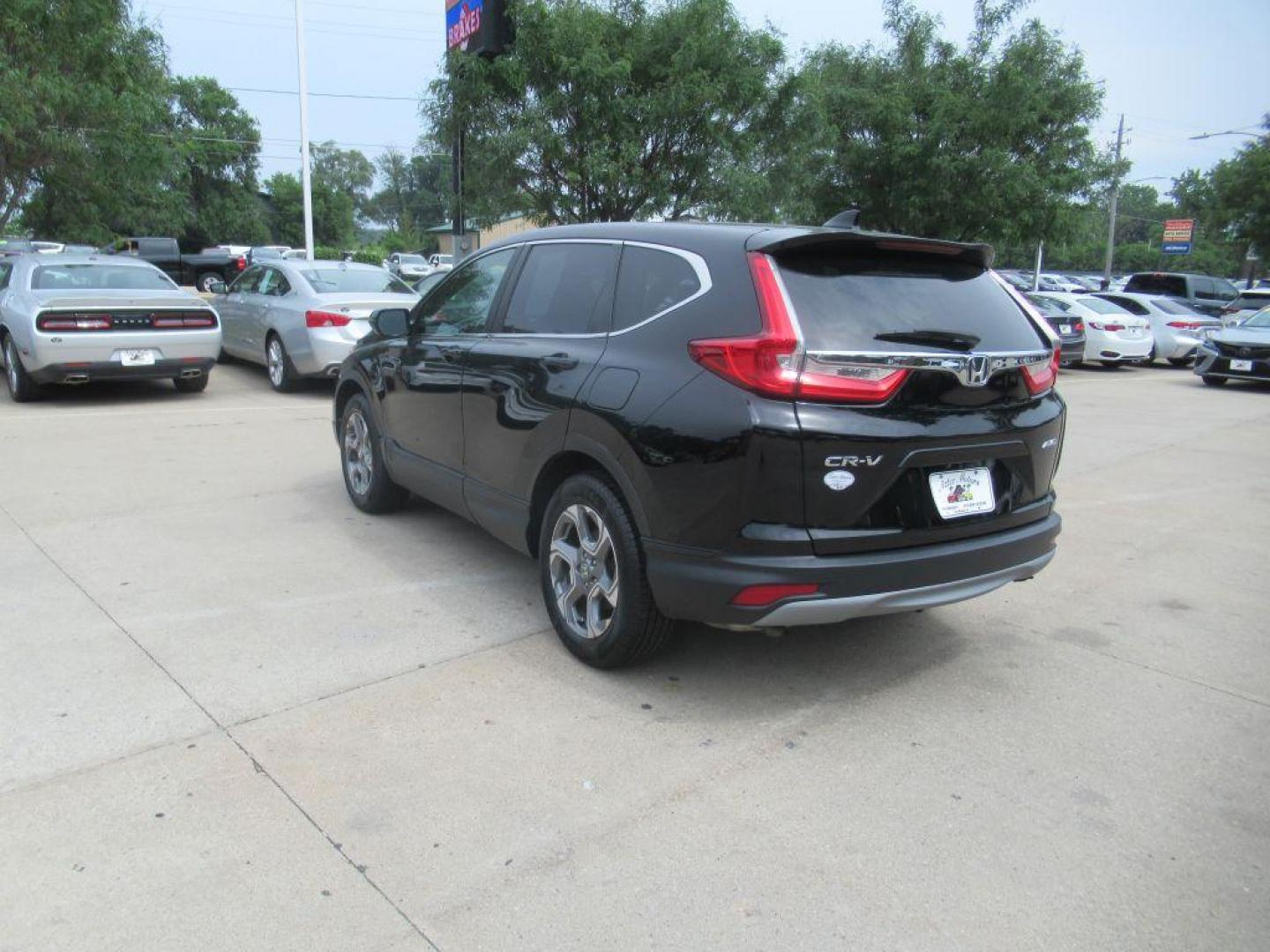 2018 BLACK HONDA CR-V EXL (2HKRW2H85JH) with an 1.5L engine, Continuously Variable transmission, located at 908 SE 14th Street, Des Moines, IA, 50317, (515) 281-0330, 41.580303, -93.597046 - Photo#6