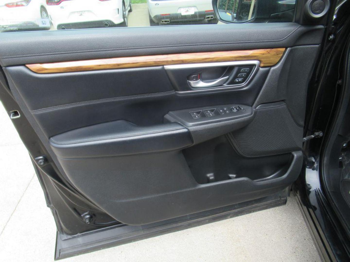 2018 BLACK HONDA CR-V EXL (2HKRW2H85JH) with an 1.5L engine, Continuously Variable transmission, located at 908 SE 14th Street, Des Moines, IA, 50317, (515) 281-0330, 41.580303, -93.597046 - Photo#9