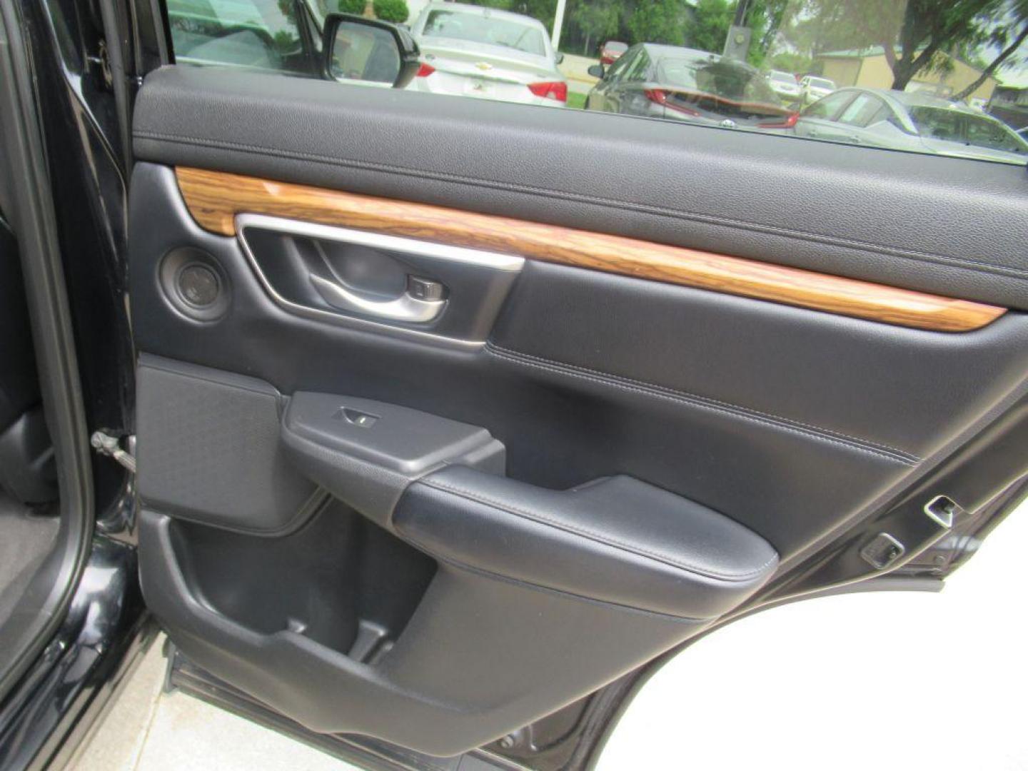 2018 BLACK HONDA CR-V EXL (2HKRW2H85JH) with an 1.5L engine, Continuously Variable transmission, located at 908 SE 14th Street, Des Moines, IA, 50317, (515) 281-0330, 41.580303, -93.597046 - Photo#11