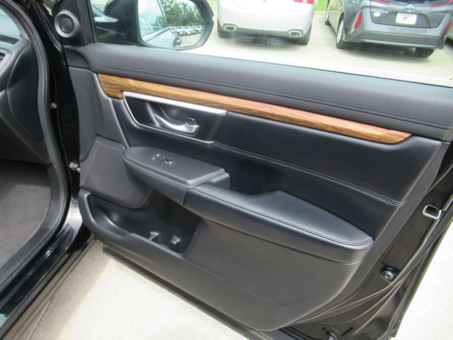 2018 BLACK HONDA CR-V EXL (2HKRW2H85JH) with an 1.5L engine, Continuously Variable transmission, located at 908 SE 14th Street, Des Moines, IA, 50317, (515) 281-0330, 41.580303, -93.597046 - Photo#12